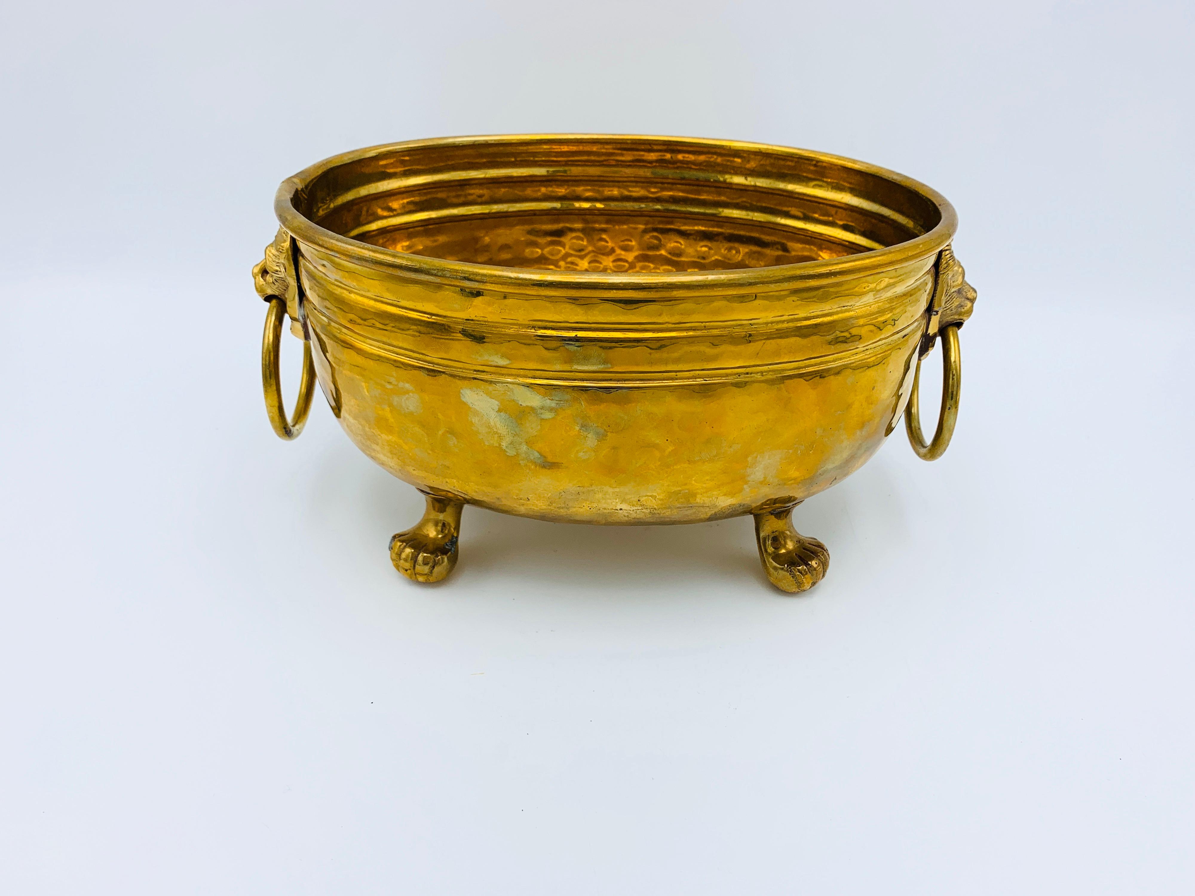 1960s Italian Mottahedeh Hammered Brass and Lions Head Cachepot Planter In Good Condition In Richmond, VA