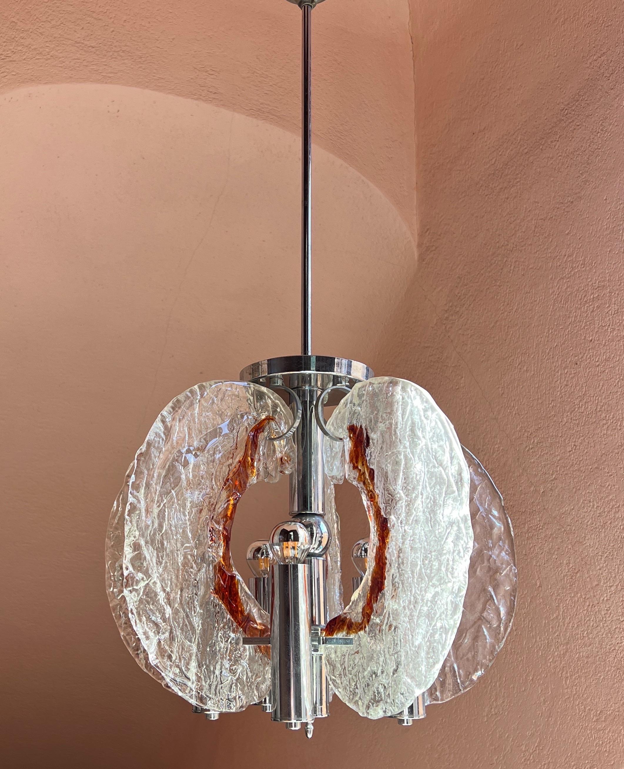 Dise�ñado por Carlo Nason para Mazzega Italia en la década de 1960. Esta pieza captura la tranquila sofisticación de la iluminación italiana de mediados de siglo. Una elegante lámpara de suspensión con elementos de cristal de Murano en tonos ahumados