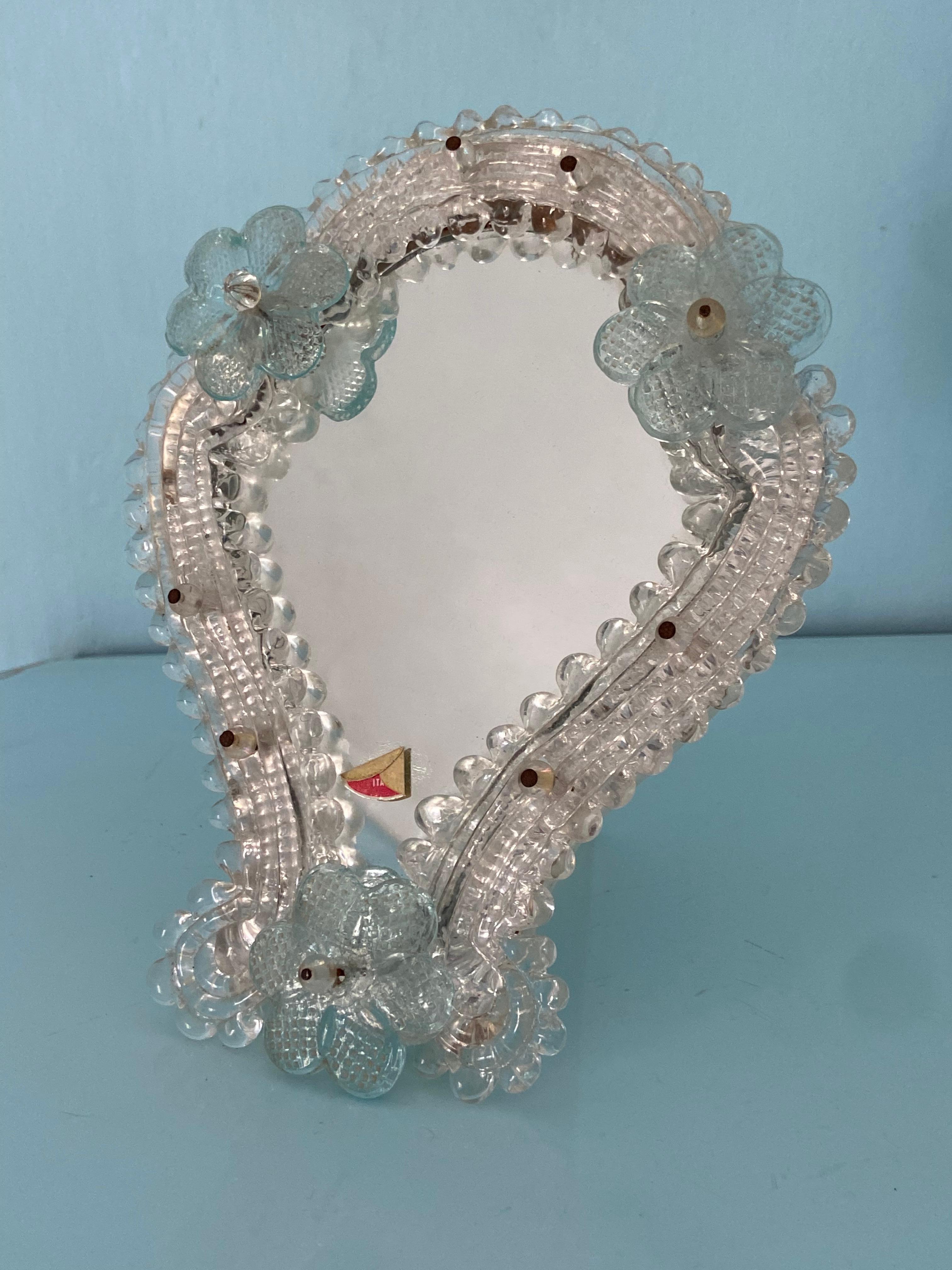 1960er Jahre Murano-Glasspiegel mit schönen blauen Blumen. Perfekt für Ihre Eitelkeit. 
