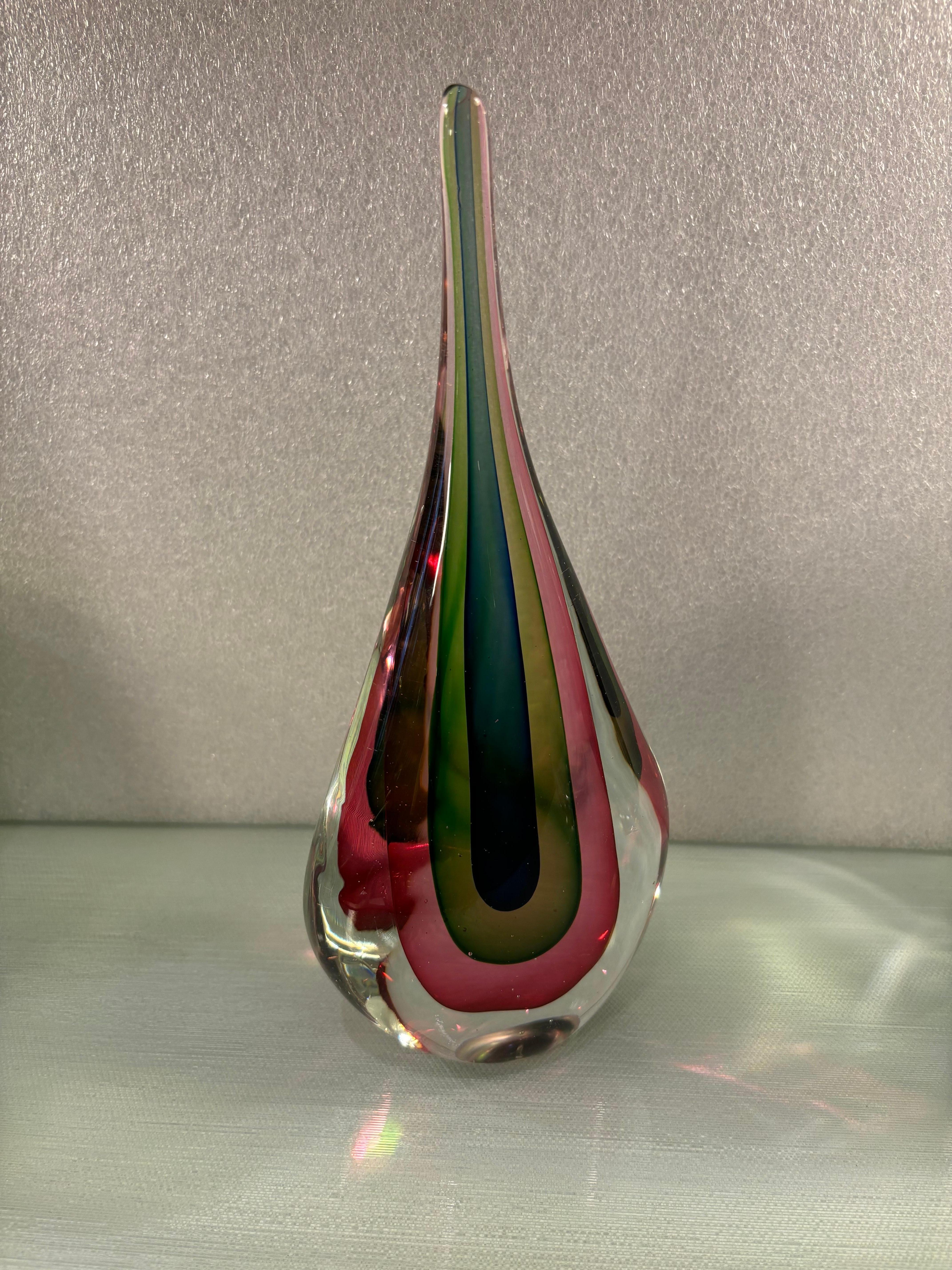 Sculpture en verre d'art Flavio Poli en forme de goutte dans des tons roses, bleus et verts !  De belle taille, il est parfait pour être utilisé seul ou en groupe.