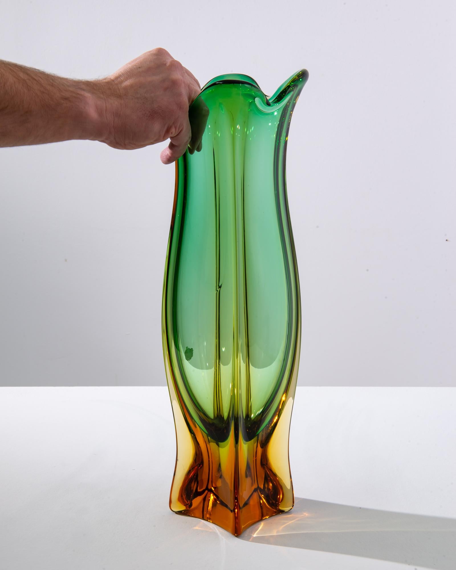 Milieu du XXe siècle Vase italien en verre de Murano des années 1960  en vente