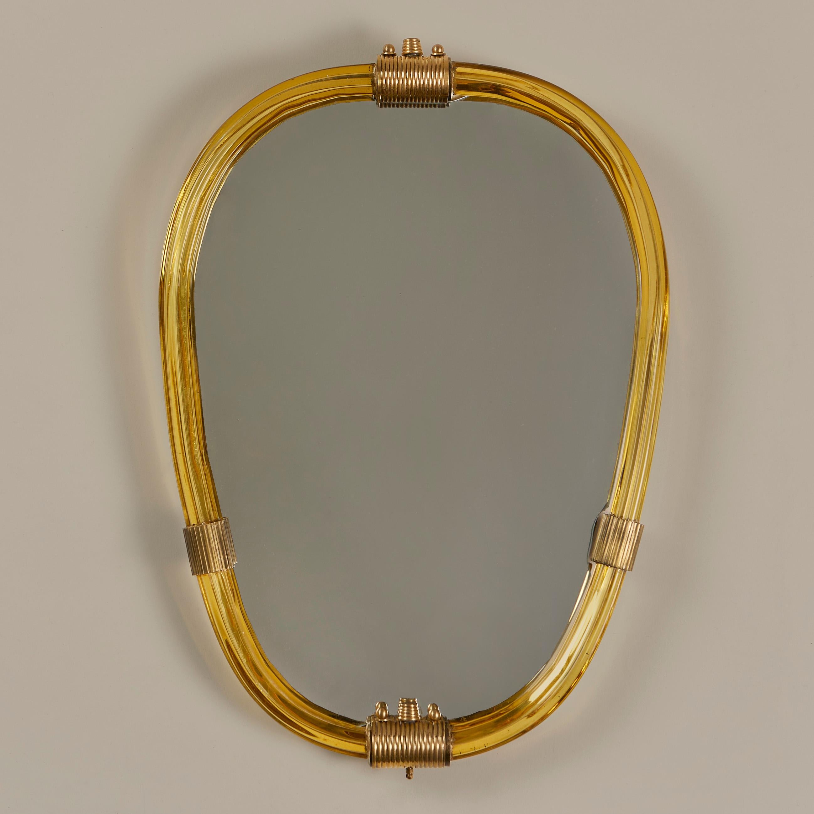 Miroir artisanal vintage de Murano riche en or avec quatre fermoirs décoratifs en laiton.