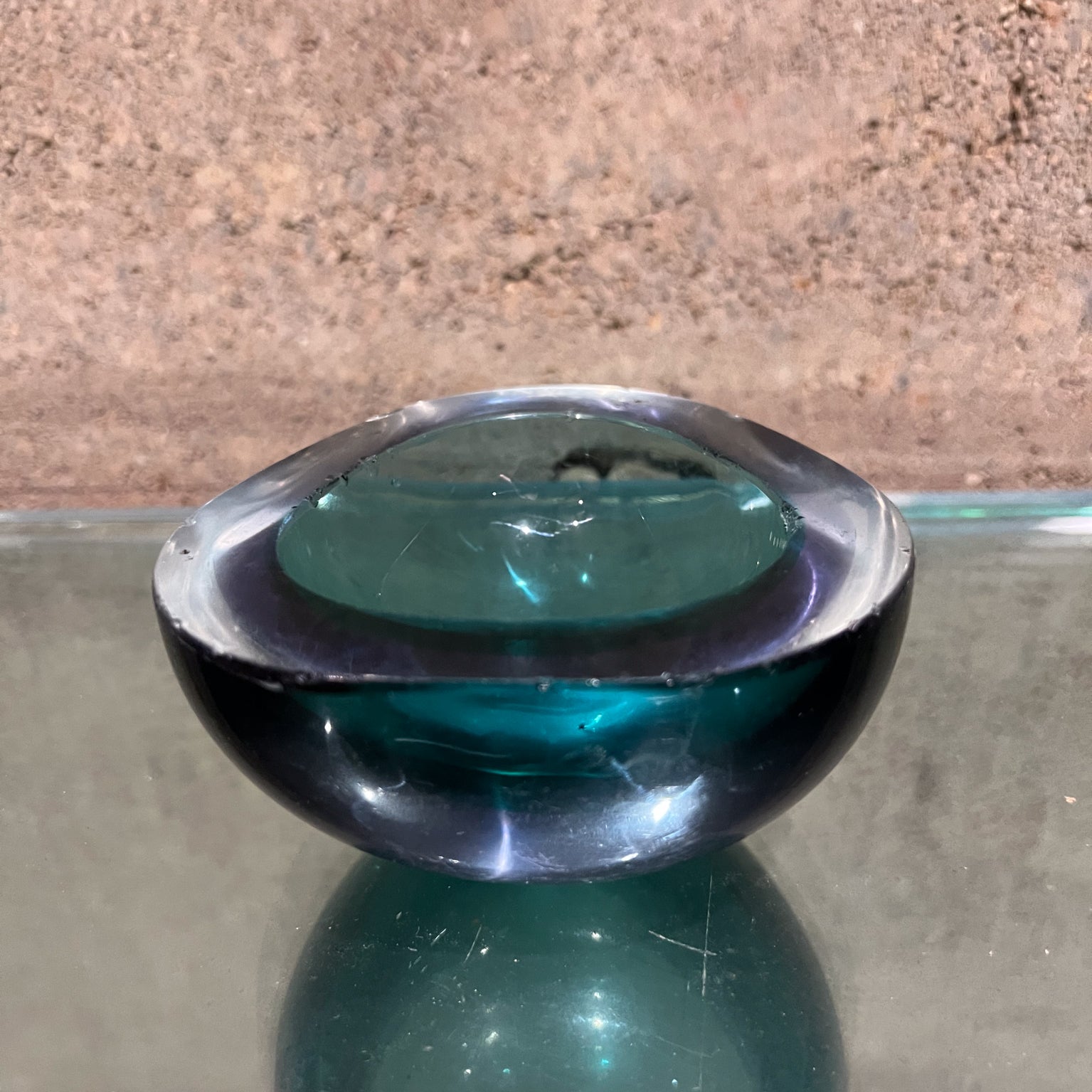 1960s Italian Murano Green Art Glass Geode Triangular Bowl
4 x 4 x 1.75
Unmarked
Preowned original vintage unrestored
Refer to all images.