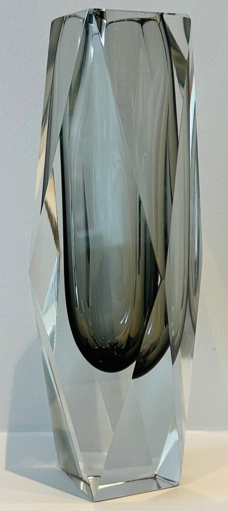 1960er Jahre Italienisch Murano Grau & Klar Facettierte Geometrische Sommerso Glas Vase im Angebot 4