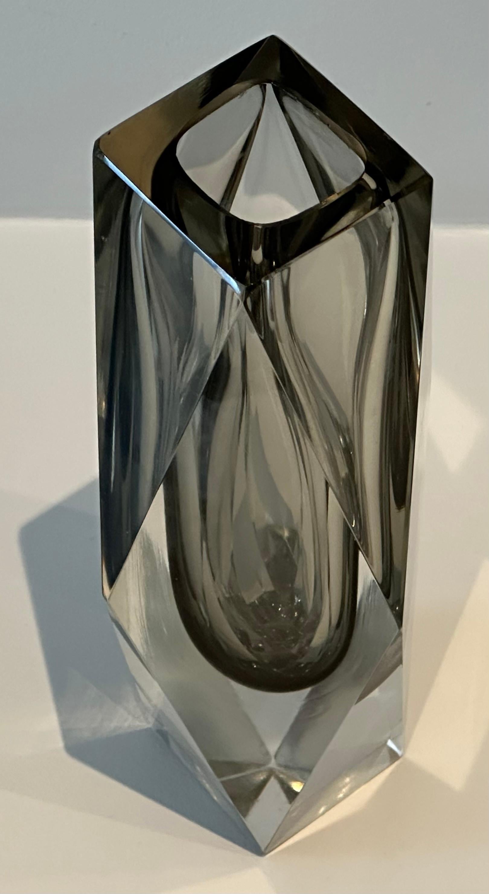 1960er Jahre Italienisch Murano Grau & Klar Facettierte Geometrische Sommerso Glas Vase im Angebot 5