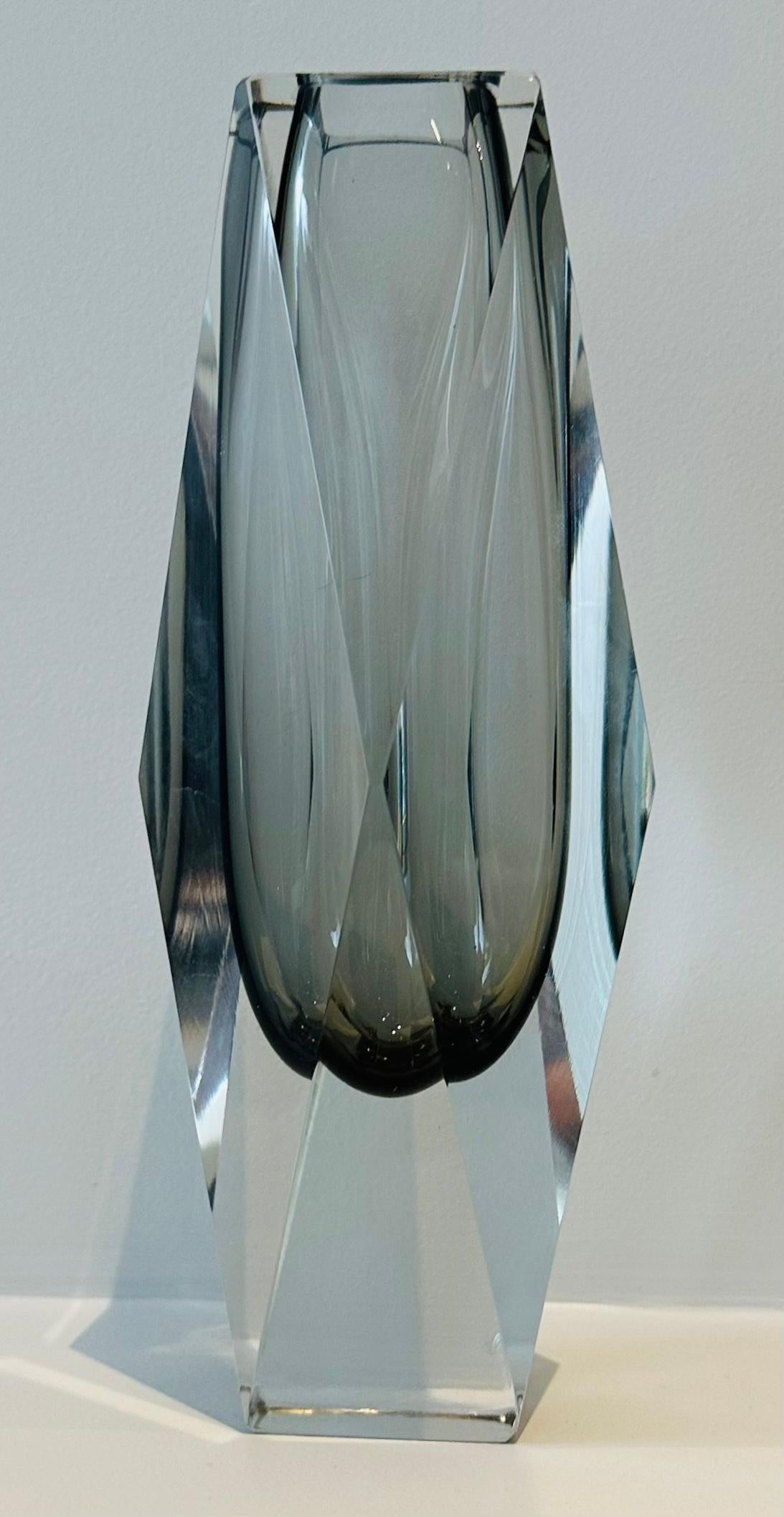 Vase géométrique en verre gris facetté 