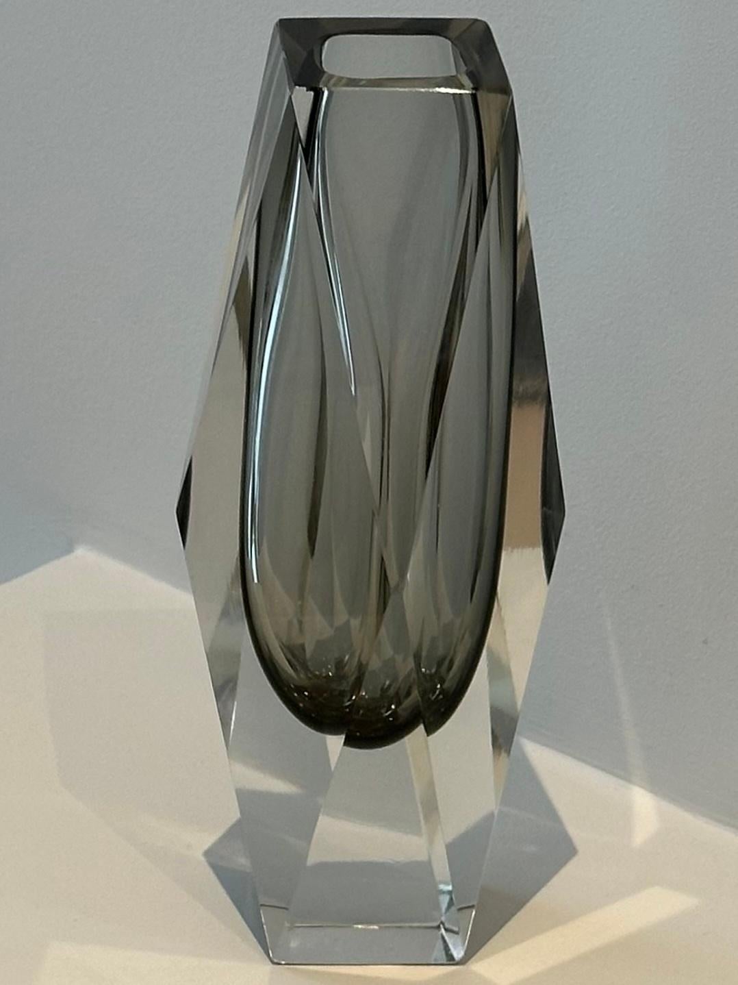 1960er Jahre Italienisch Murano Grau & Klar Facettierte Geometrische Sommerso Glas Vase im Angebot 1