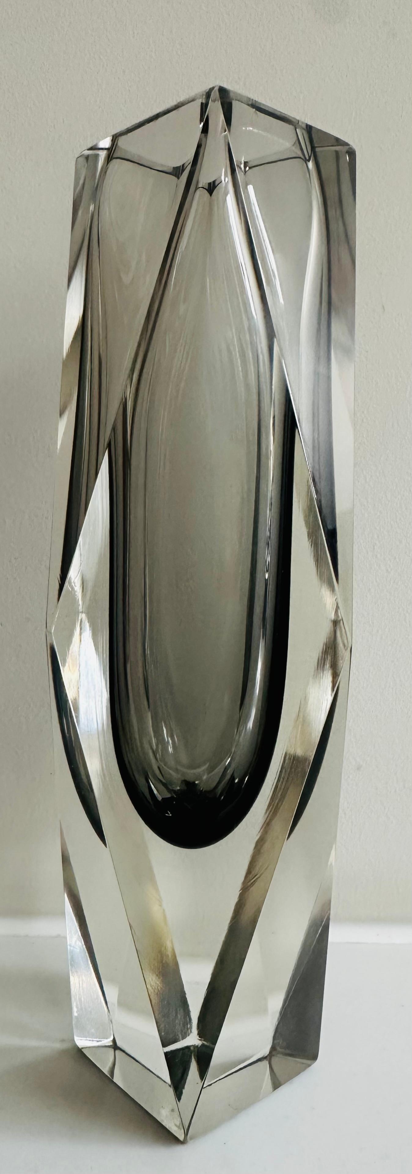 1960er Jahre Italienisch Murano Grau & Klar Facettierte Geometrische Sommerso Glas Vase im Angebot 3