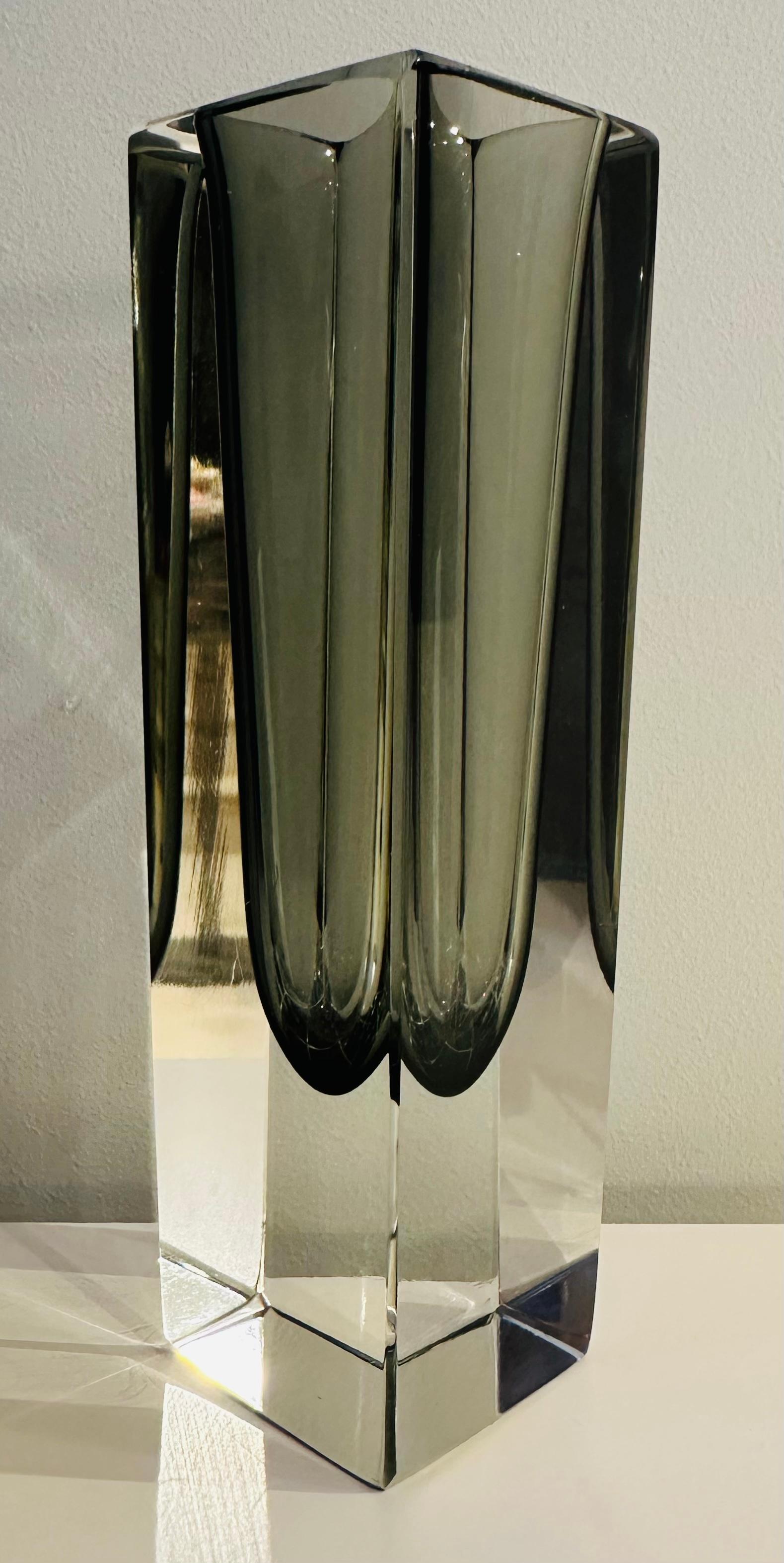 A 1960s Italian Murano rectangular glass vase made in the Sommerso (submerged) style. The interior of the vase is charcoal grey with clear glass surrounding it.  In very good vintage condition.

A beautiful decorative piece perfect for a glass