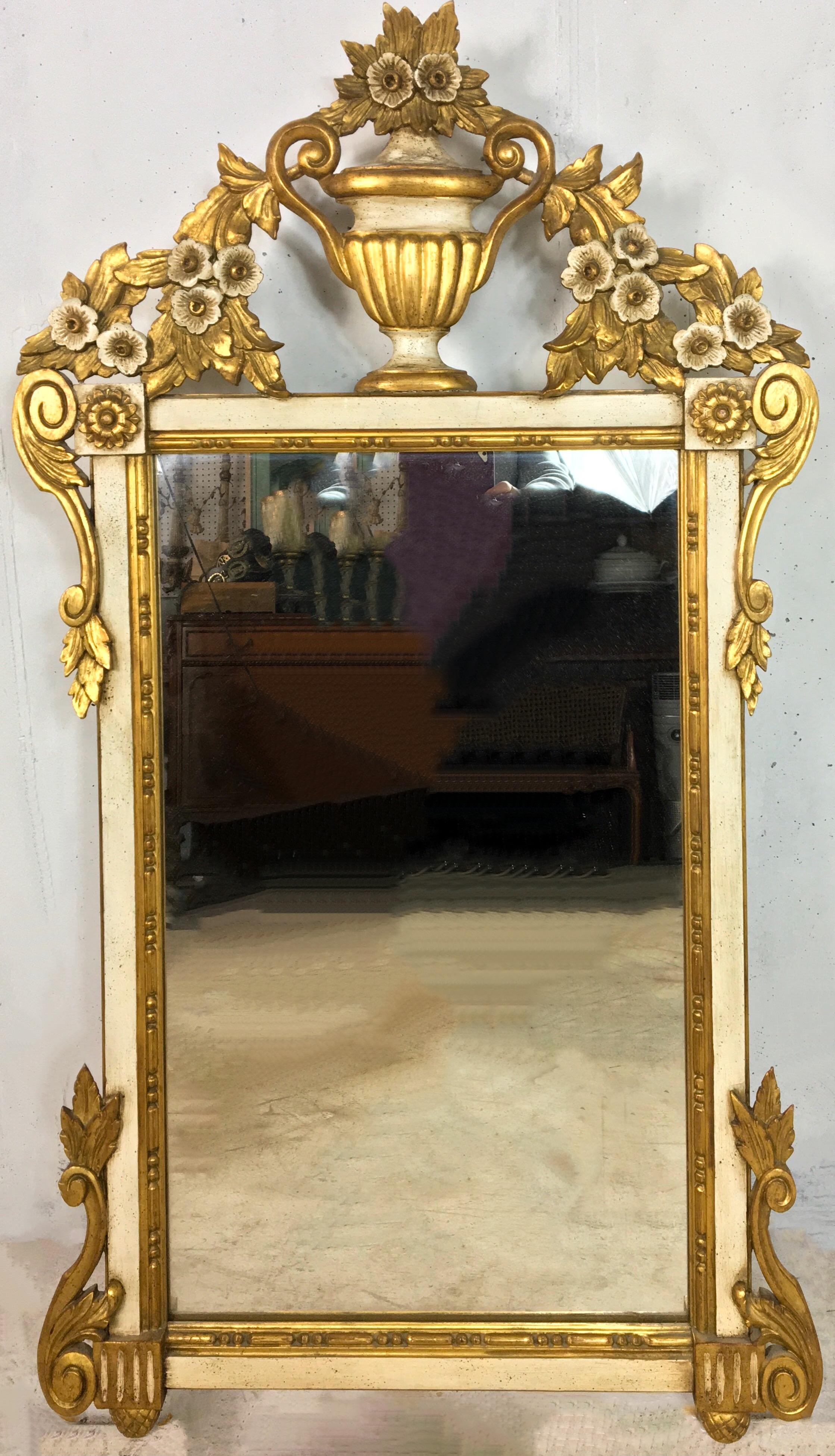 Néoclassique Miroir de style néoclassique italien des années 1960 en bois doré sculpté à motifs floraux et d'urnes en vente