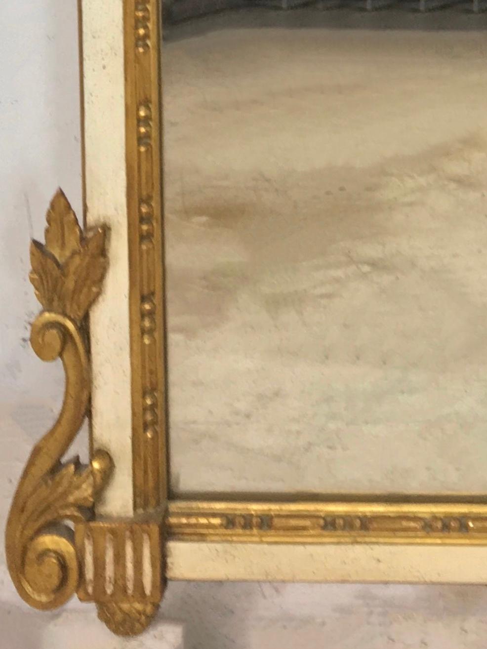 Miroir de style néoclassique italien des années 1960 en bois doré sculpté à motifs floraux et d'urnes Bon état - En vente à Kennesaw, GA