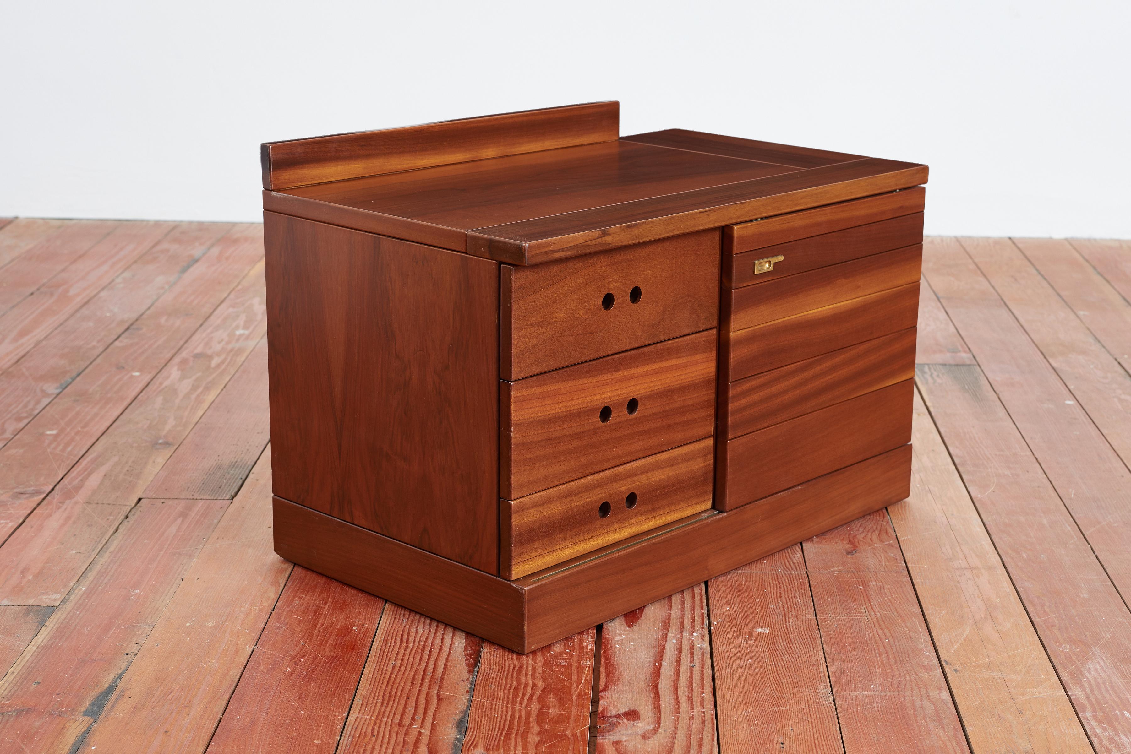 1960's Italian nightstands  In Good Condition For Sale In Beverly Hills, CA