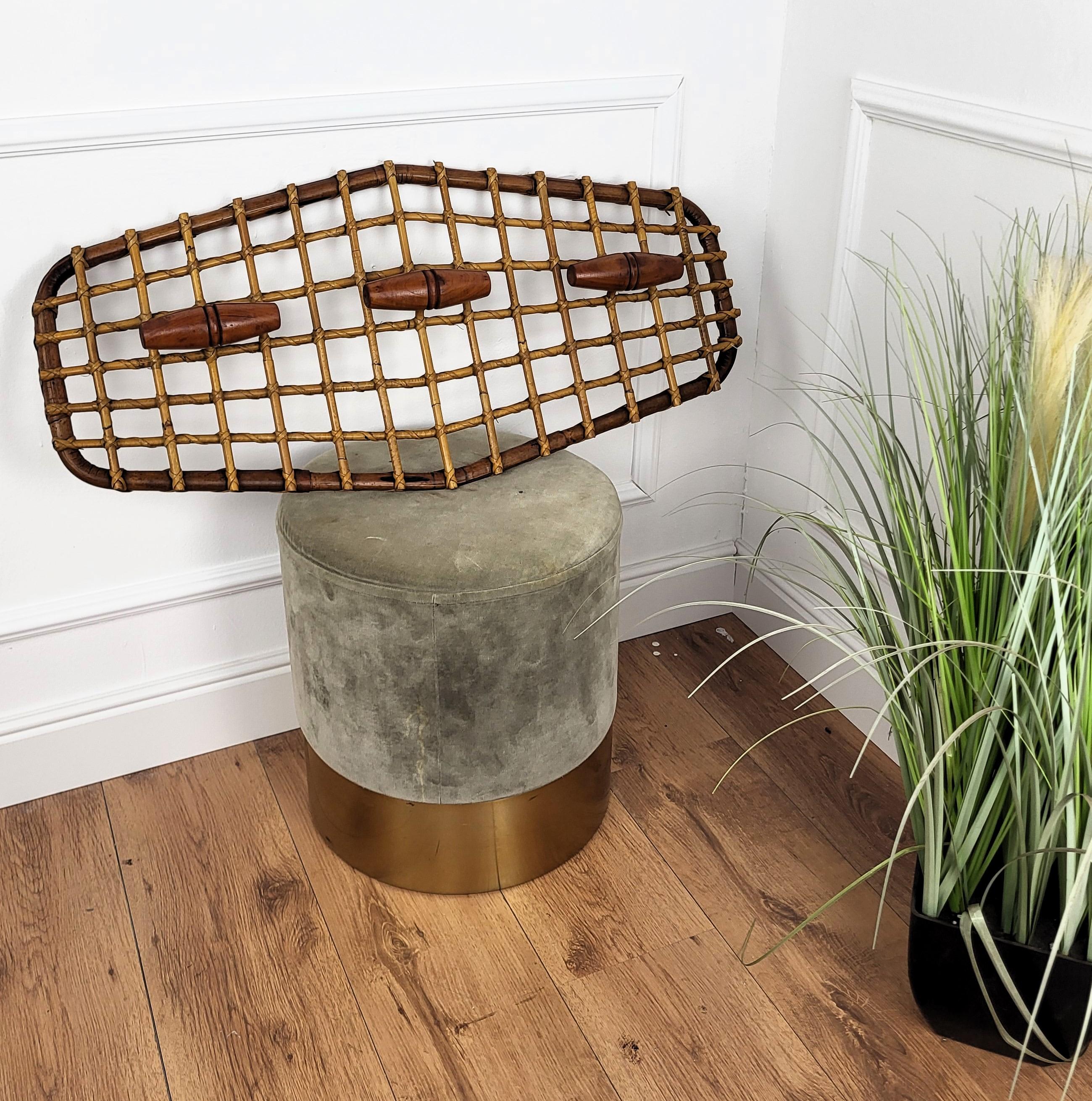 Beautiful 1960s Italian Mid-Century Modern coat hanger rack, perfect in any entrance hallway or room for coats and bags as well as in a bedroom or bathroom for bathrobes and towels. This charming piece by Olaf Von Bohr and in the typical style of