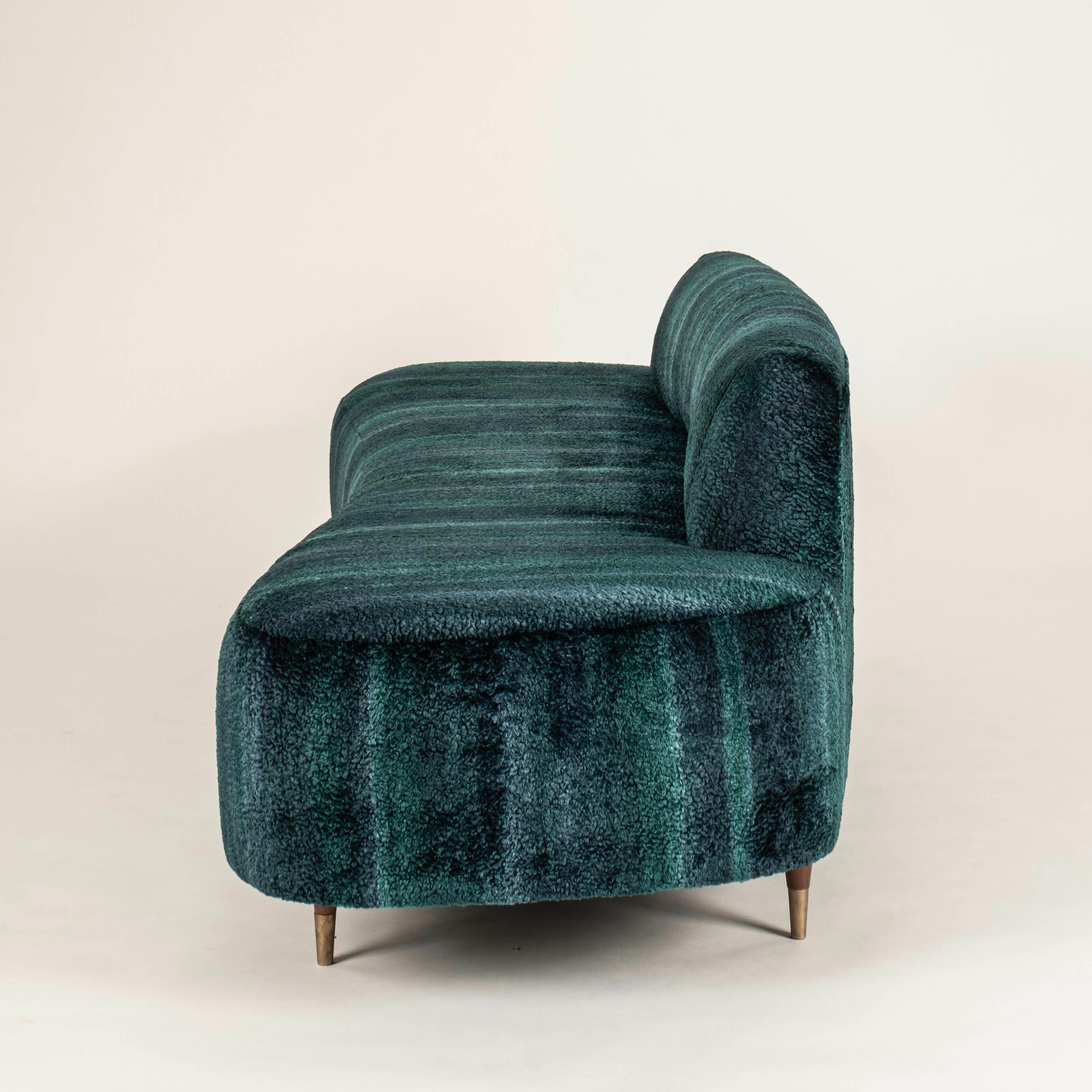 Divano in velluto curvo in stile Astrakhan con gambe in legno e ottone. Campione di tessuto disponibile su richiesta.