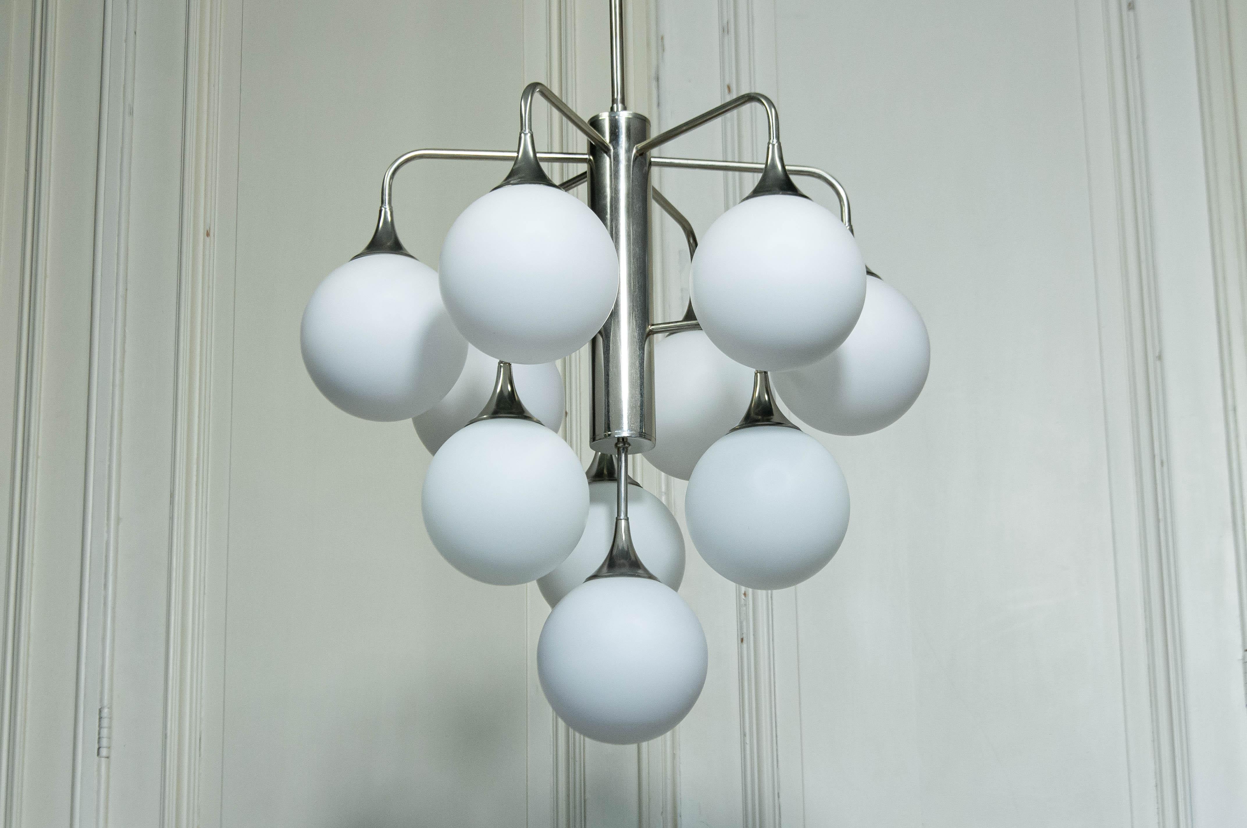 1960er Jahre Italienisch Opal Glas Ball Kronleuchter - Chrom & Aluminium (Mitte des 20. Jahrhunderts) im Angebot