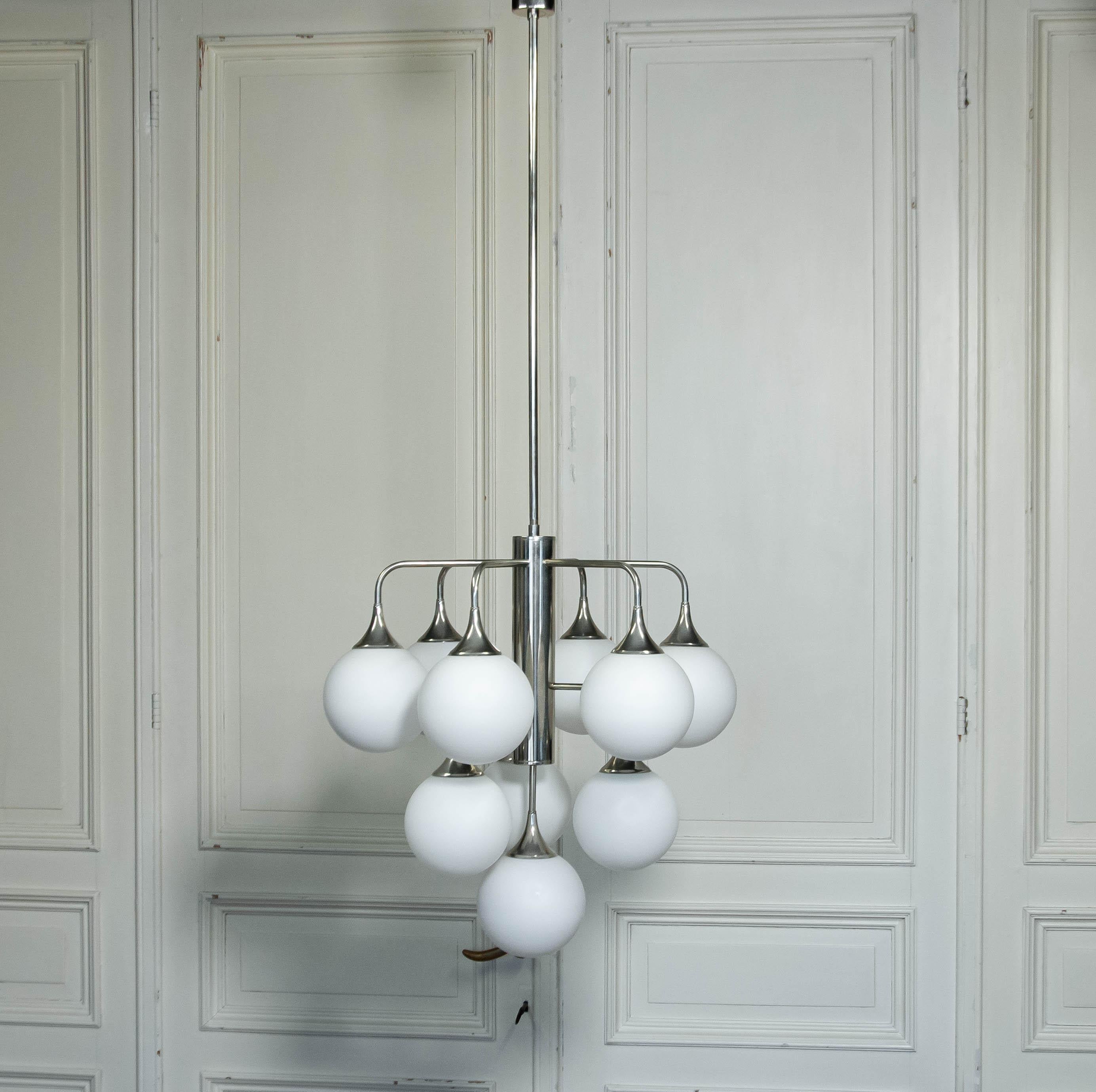 1960er Jahre Italienisch Opal Glas Ball Kronleuchter - Chrom & Aluminium im Angebot 1