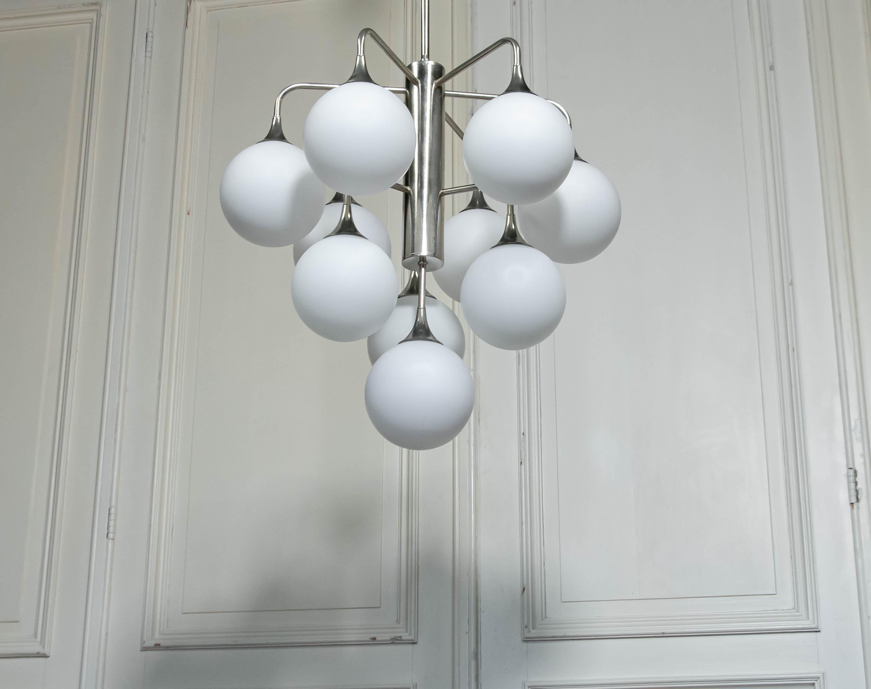 1960er Jahre Italienisch Opal Glas Ball Kronleuchter - Chrom & Aluminium im Angebot 2