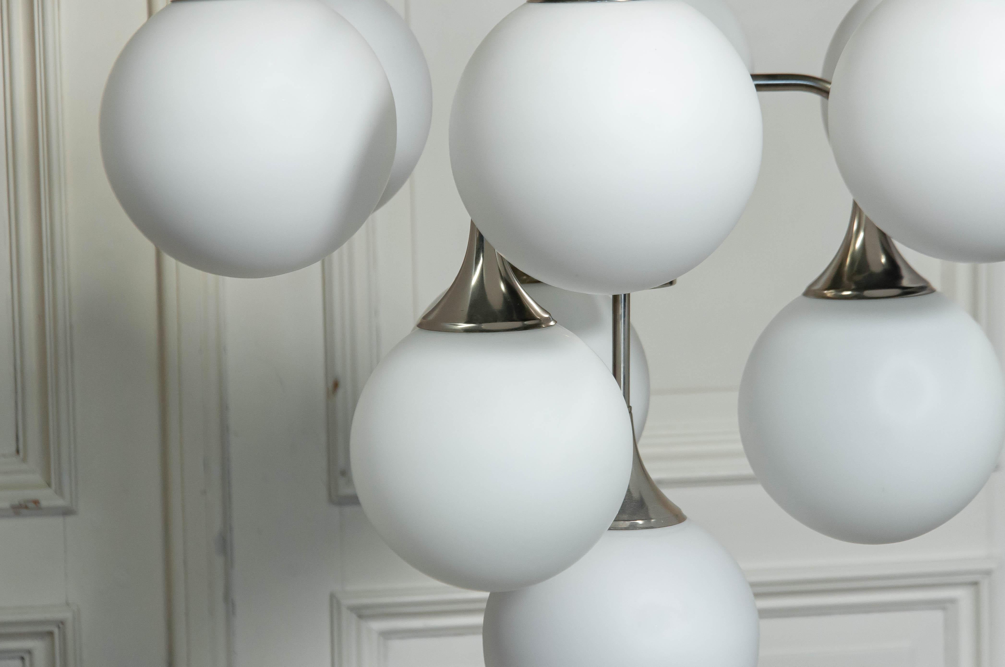 1960er Jahre Italienisch Opal Glas Ball Kronleuchter - Chrom & Aluminium im Angebot 3