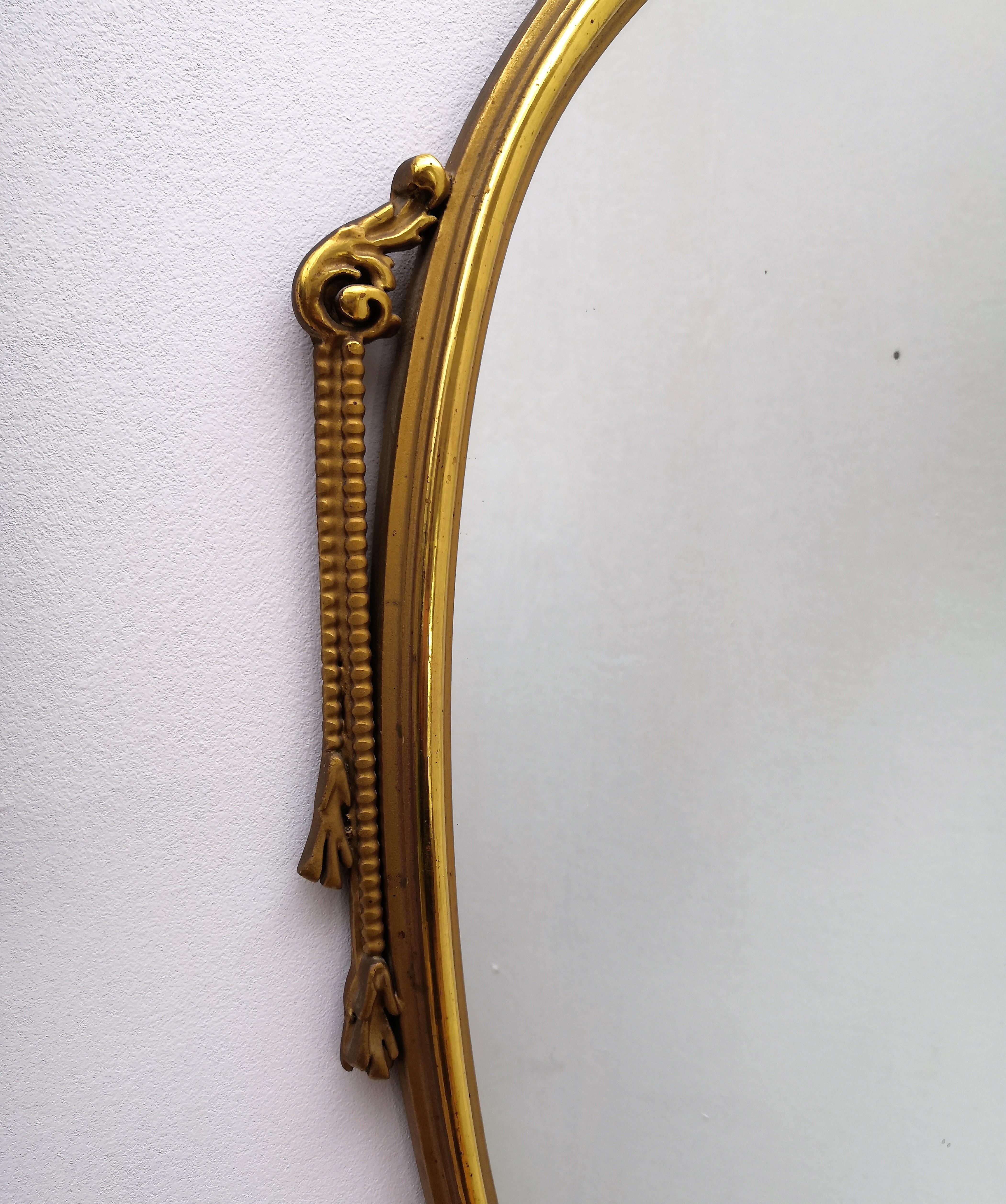 1960s Italian Ornate Carved Giltwood Oval Wall Mirror In Good Condition In Carimate, Como