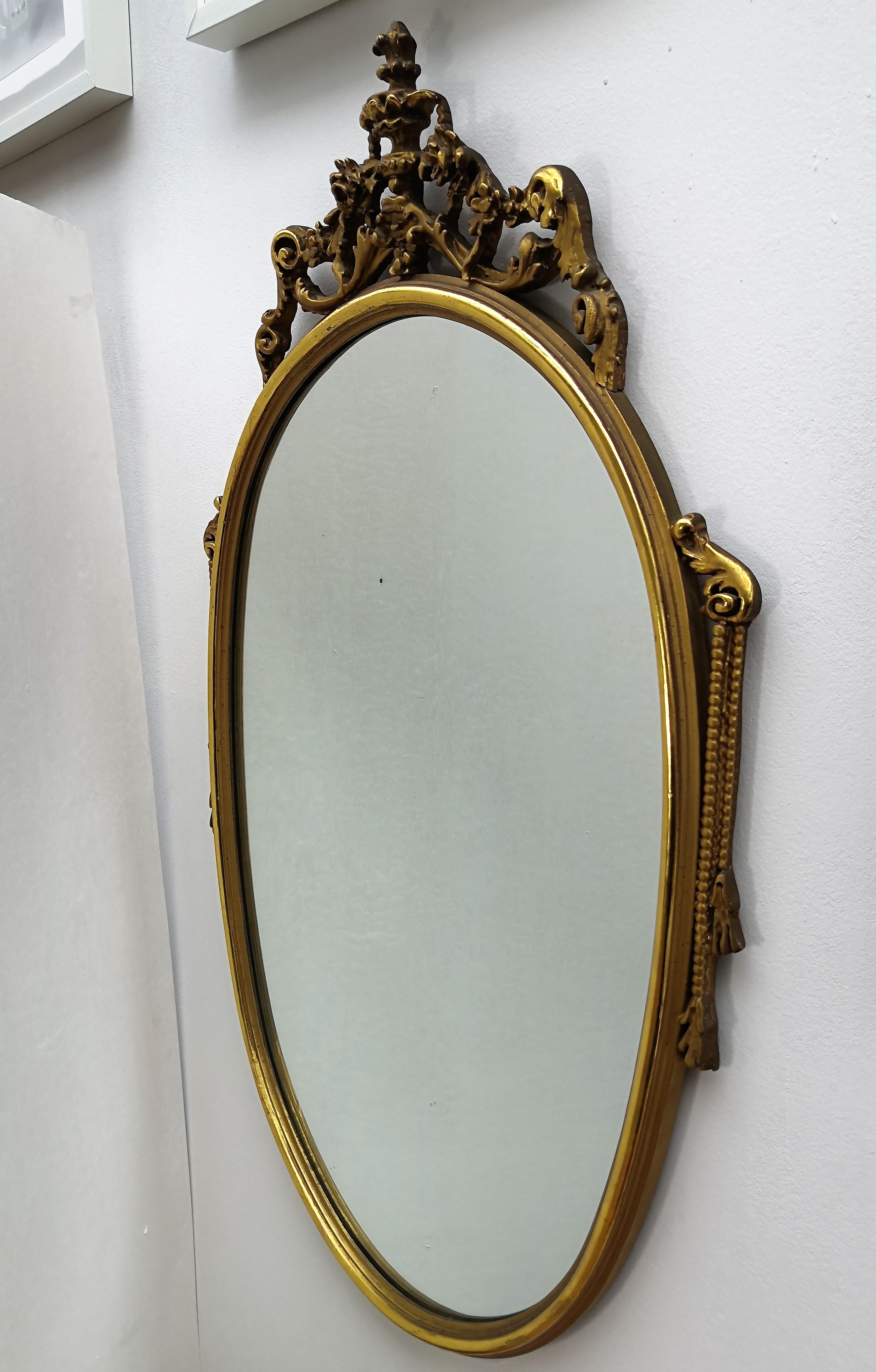 1960s Italian Ornate Carved Giltwood Oval Wall Mirror 1