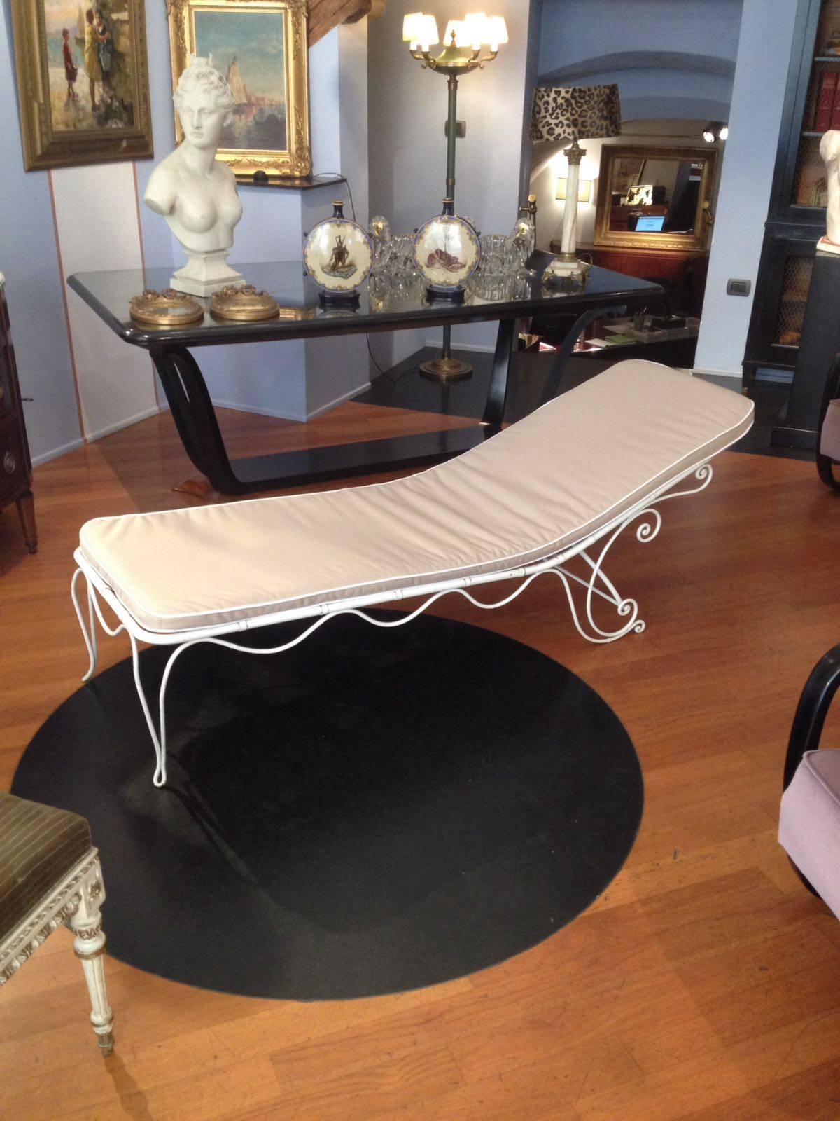 Daybed from 1960s. White lacquered iron structure. Waterproof pillow. Size: 180 x 60 cm. Ideal to stay outside in garden or inside in a winter garden.



 