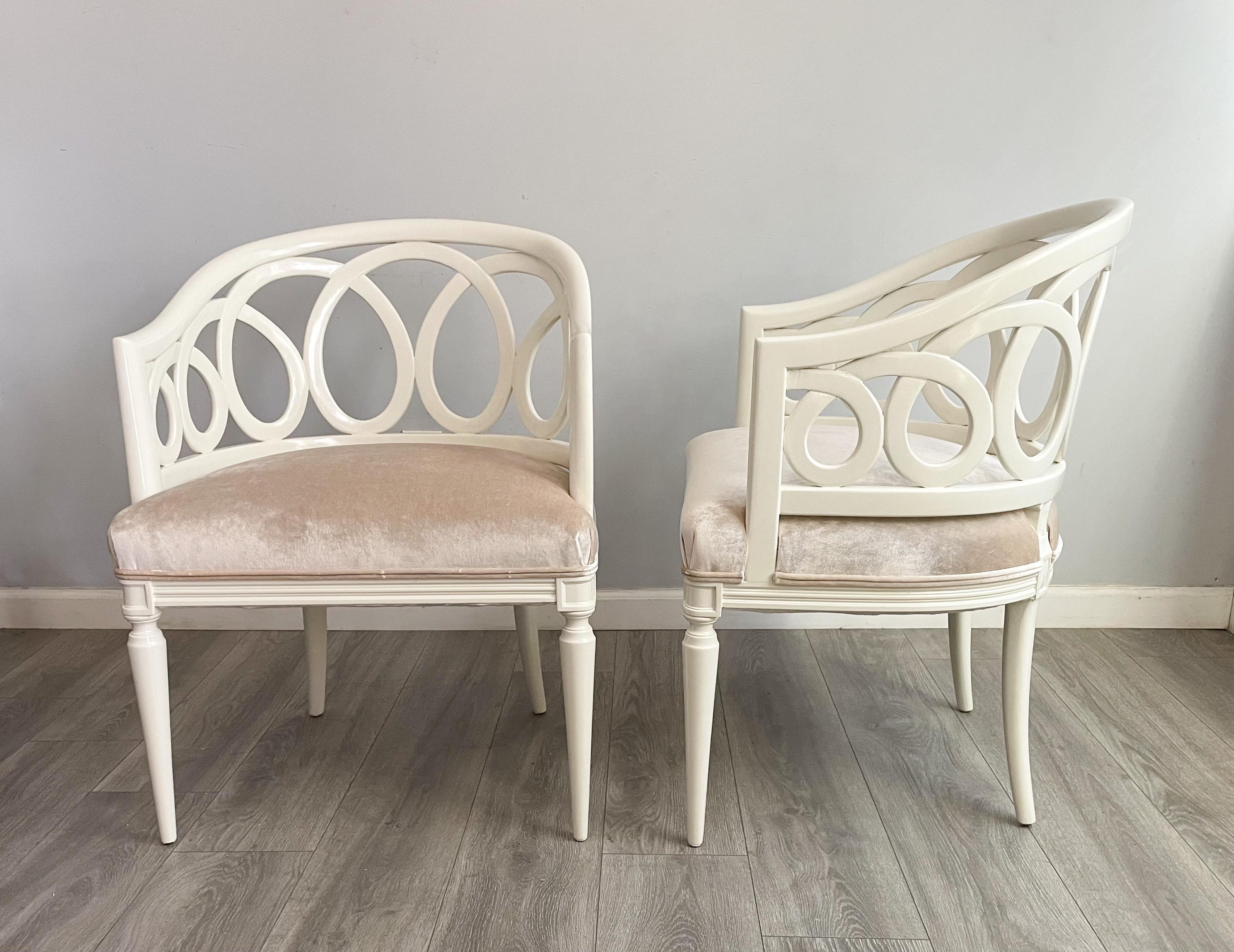 Spectaculaire paire de fauteuils laqués italiens des années 1960 avec assise en velours. 

Les chaises ont été laquées professionnellement dans une teinte blanc cassé et les sièges ont été retapissés en velours champagne crème.

Cette paire de