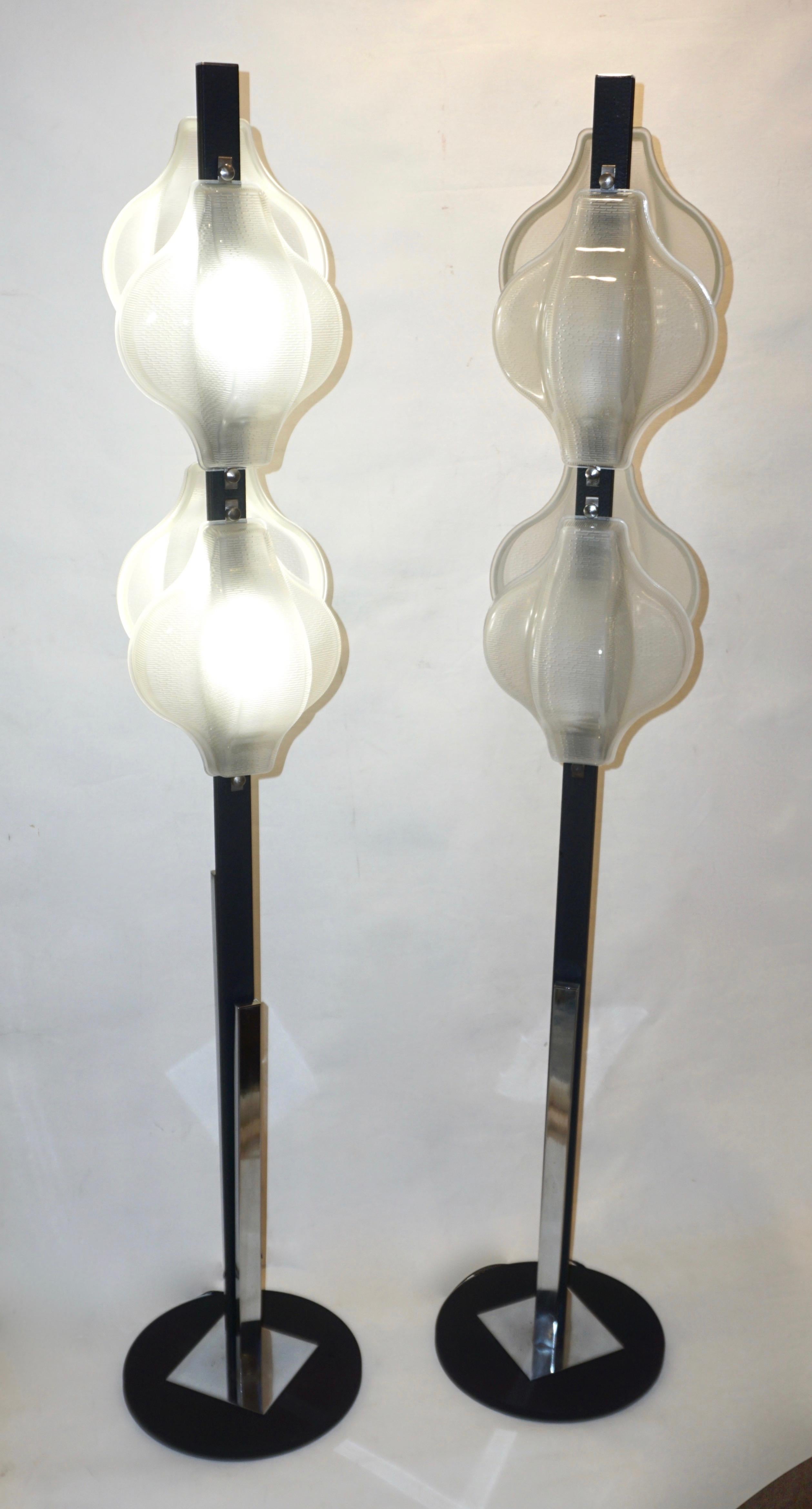 1960s Italian Pair of Minimalist White and Black Organic Chrome Floor Lamps For Sale 4