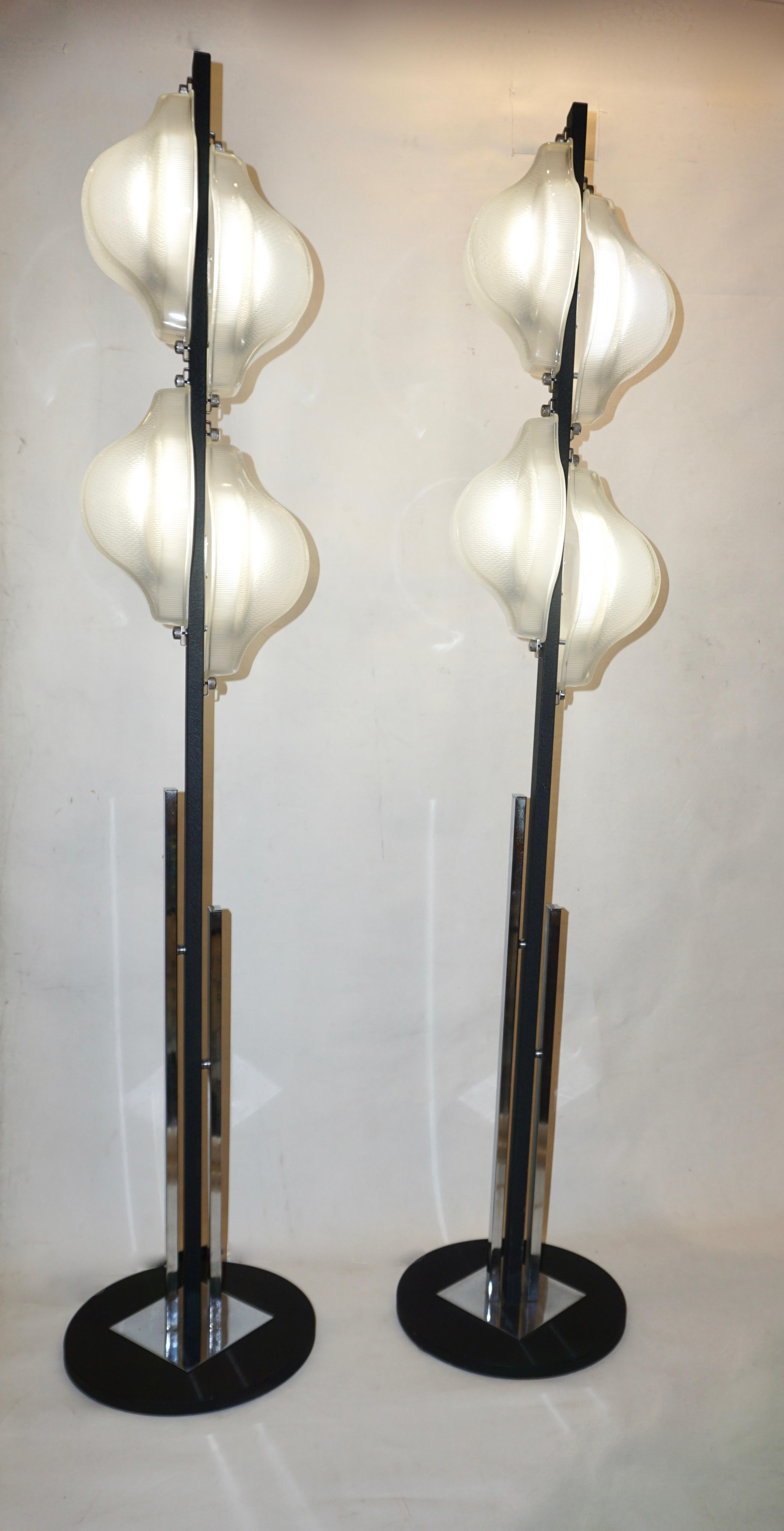 1960s Italian Pair of Minimalist White and Black Organic Chrome Floor Lamps For Sale 5