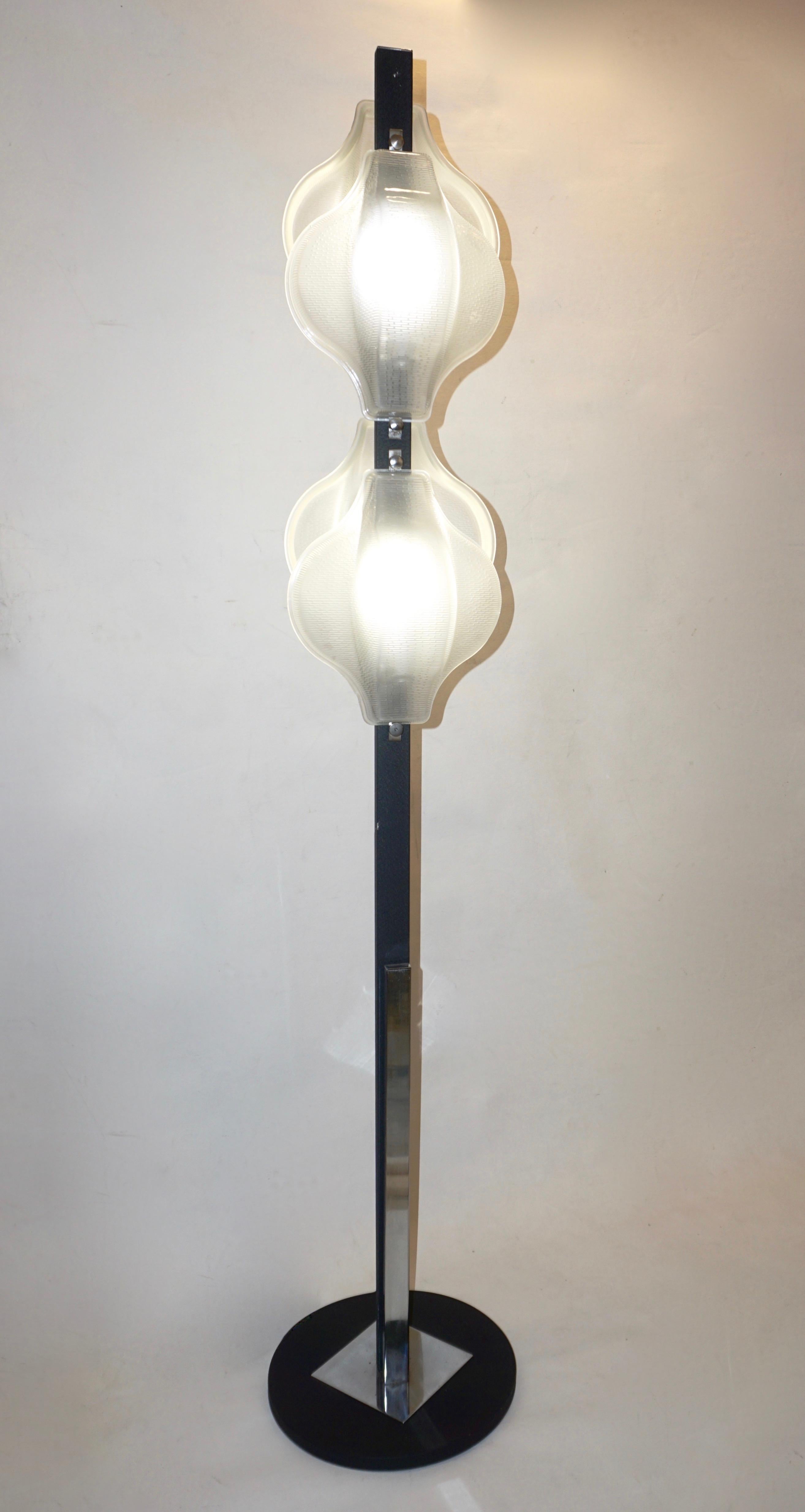 1960er Jahre ein von einer Art italienischen Mid-Century Modern Paar Stehlampen von geometrischen schlankes Design, mit strukturierten geblasenen Glasschirme auf schwarz lackiertem Eisen Unterstützung mit getrennten poliertem Nickel Stützen