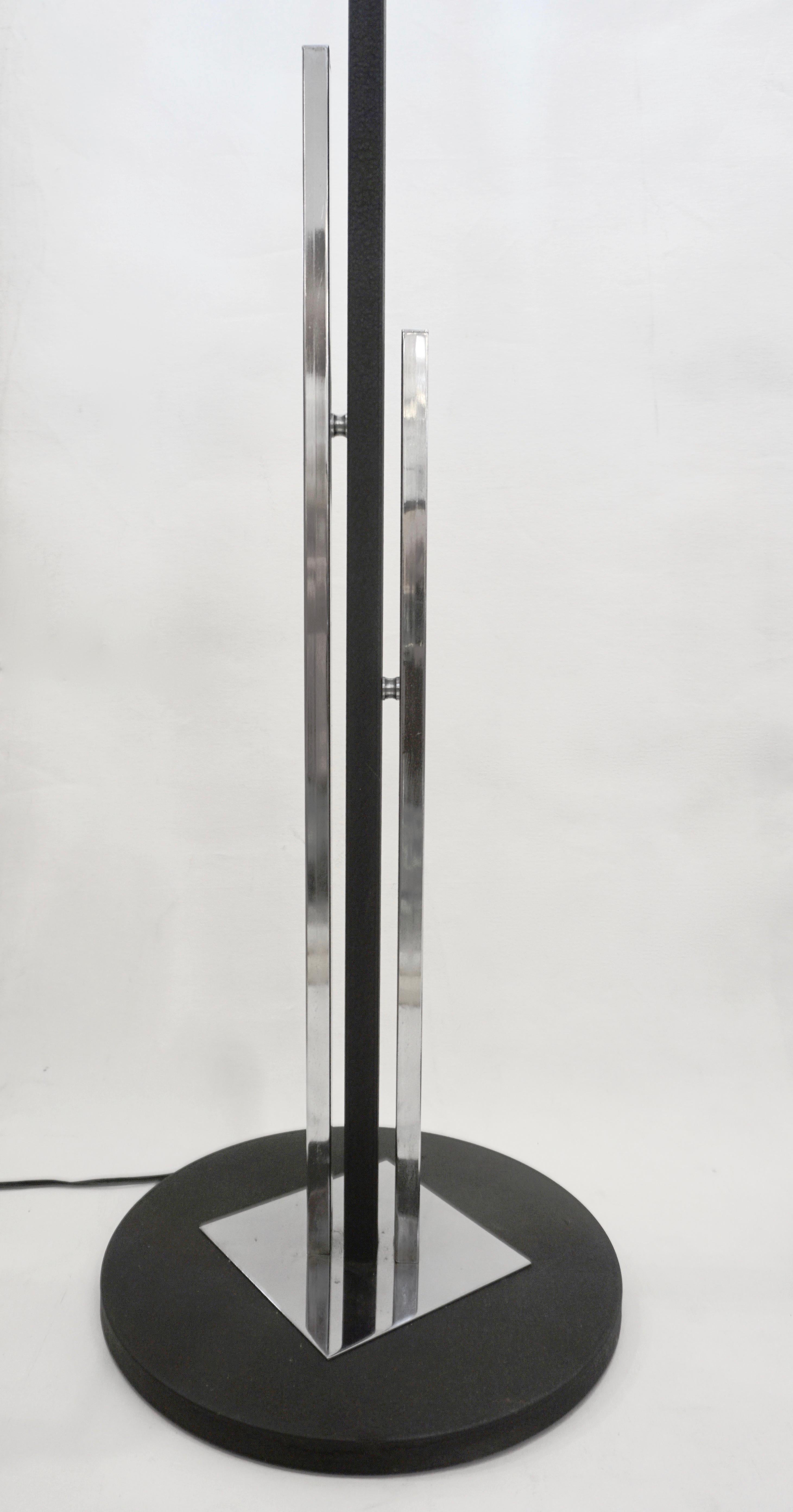 Minimalistische Stehlampen aus weißem und schwarzem organischem Chrom aus den 1960er Jahren, Italien (Moderne der Mitte des Jahrhunderts) im Angebot