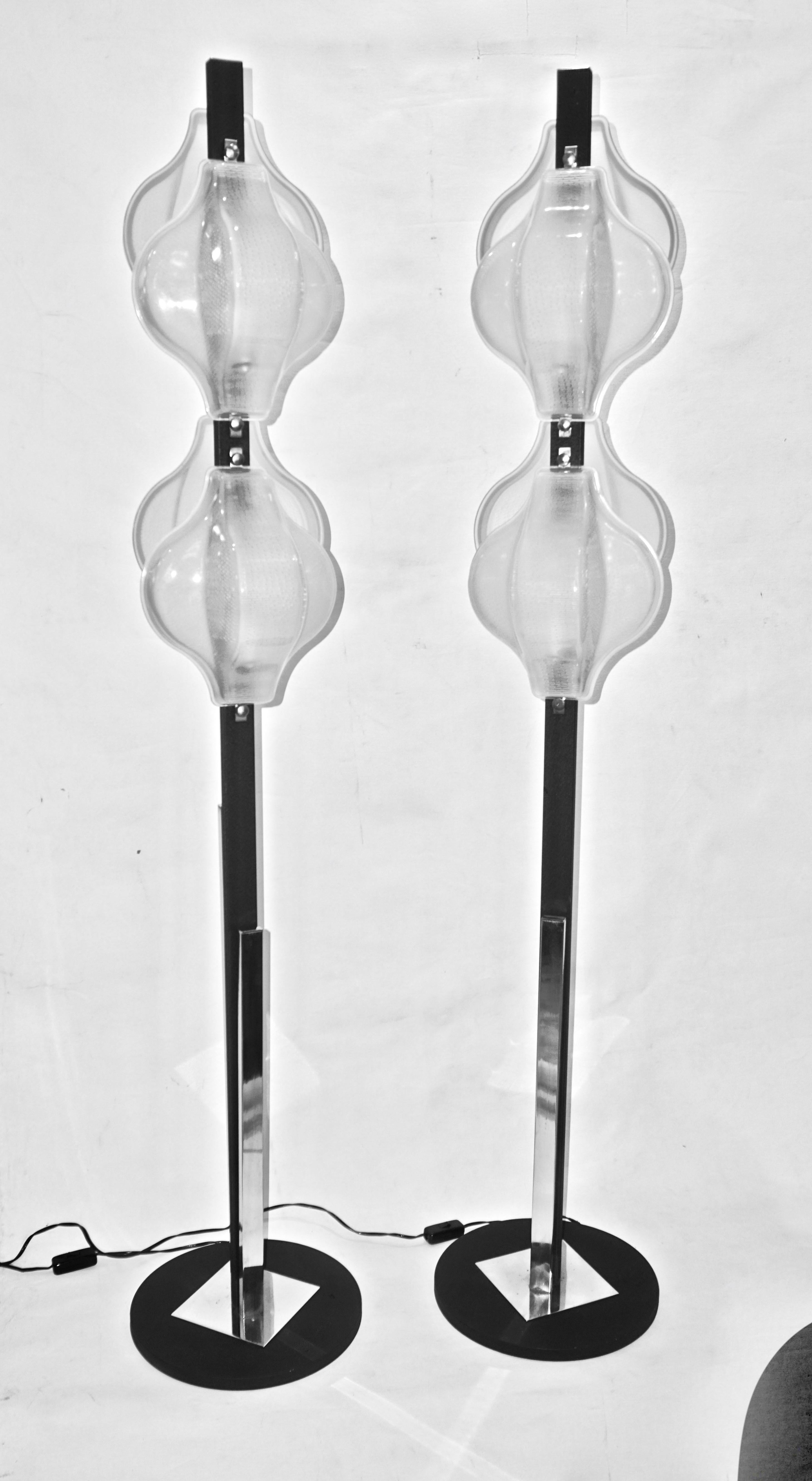 Minimalistische Stehlampen aus weißem und schwarzem organischem Chrom aus den 1960er Jahren, Italien im Zustand „Gut“ im Angebot in New York, NY