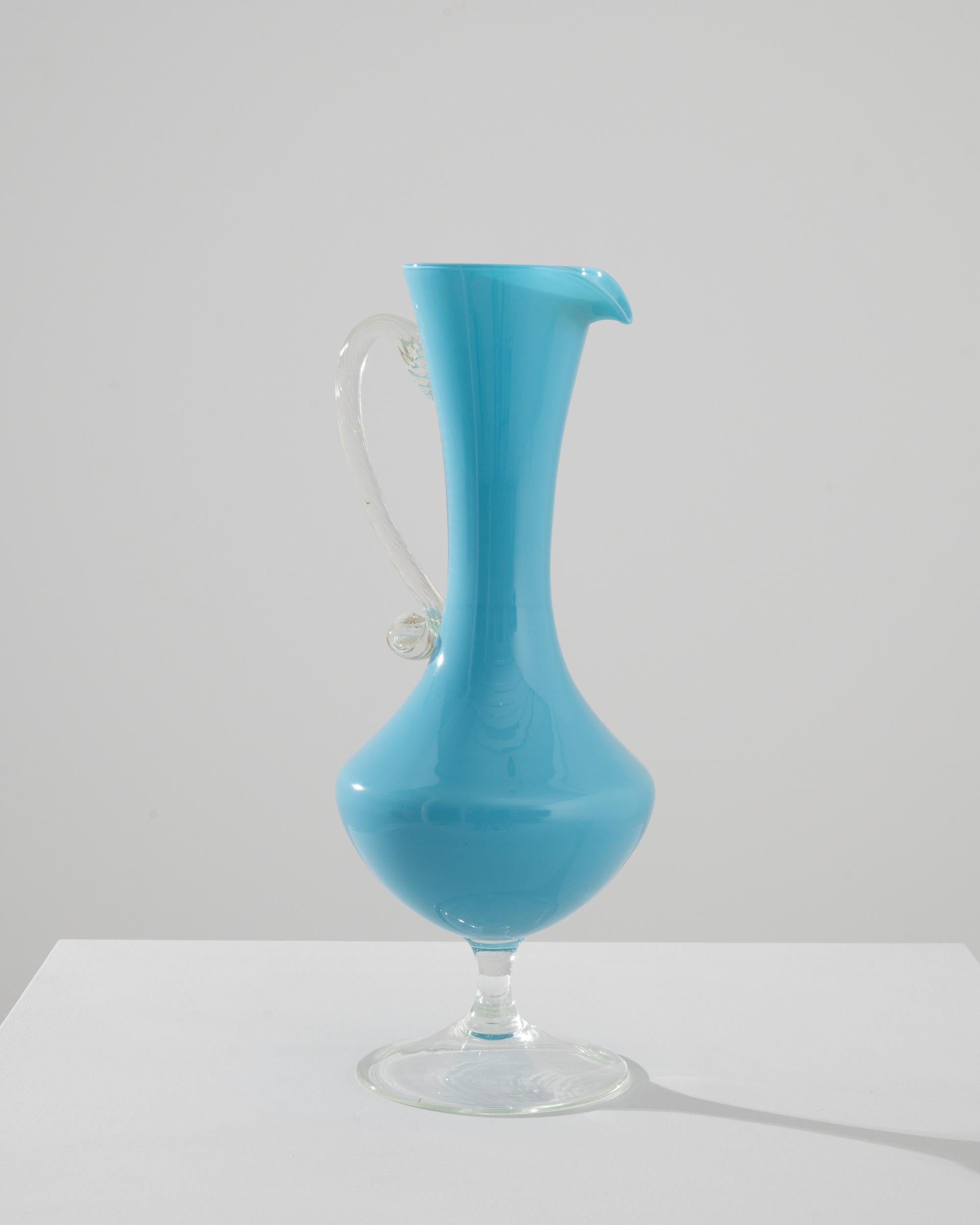 Diese romantische und auffällige Glasvase ist ein einzigartiger Vintage-Akzent. Die in den 1960er Jahren in Italien hergestellte Form ist elegant und durchdringend: Ein schlanker Henkel verschmilzt anmutig mit dem farbigen Glasgefäß. Das