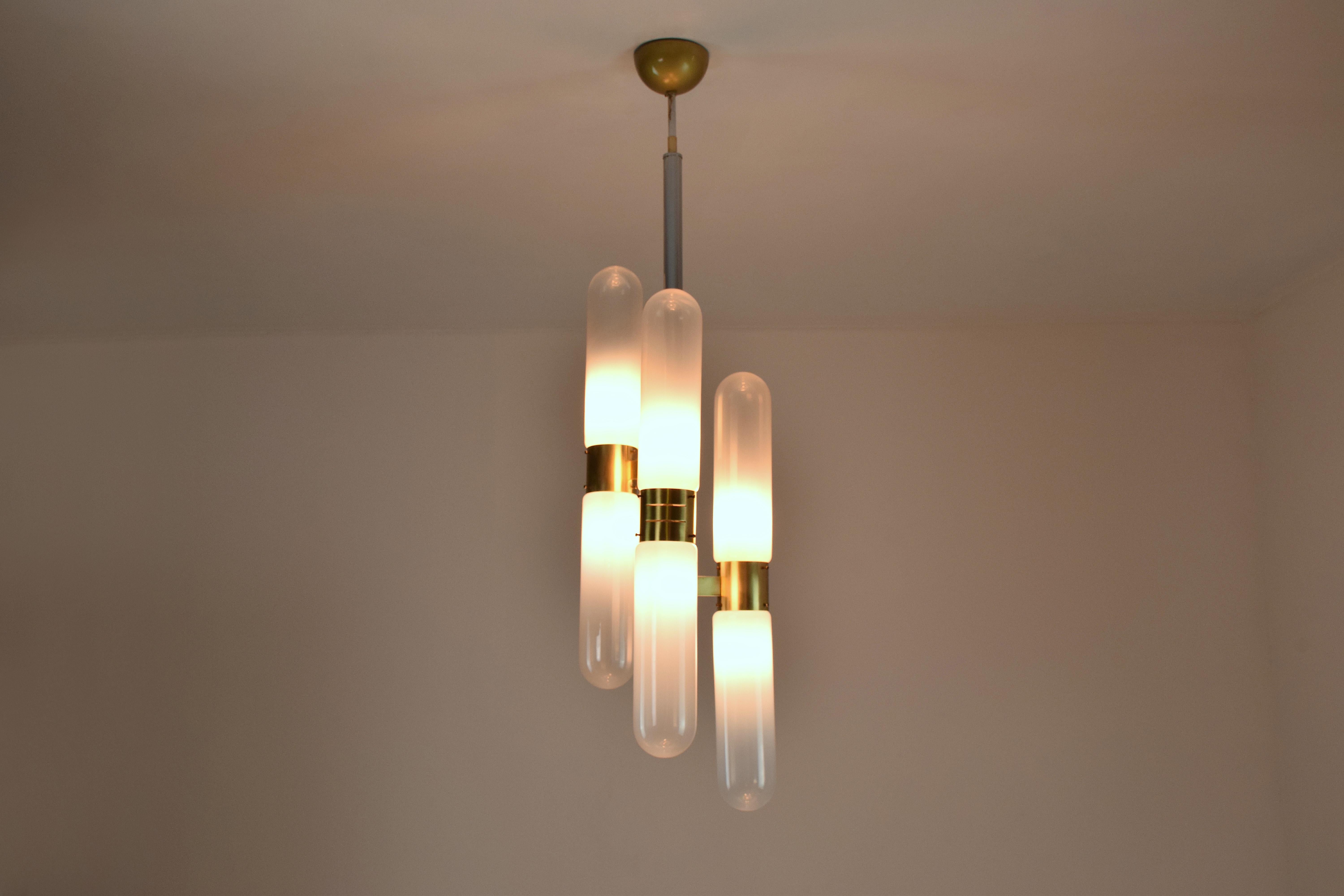 A Mid-Century Modern 1960's collectible light pendant/chandelier designed by notable Italian designer Carlo Nason for Mazzega who was born into a family of expert glassmakers.
The three-shade piece is designed in Murano opaline blown glass and chic