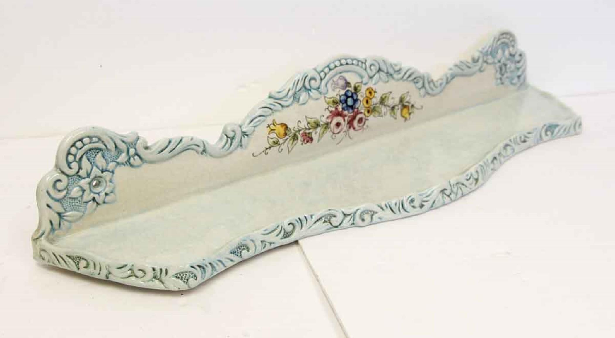 1960s Italian Porcelain Wall Shelf with Floral Details and Crackled Glaze In Good Condition In New York, NY