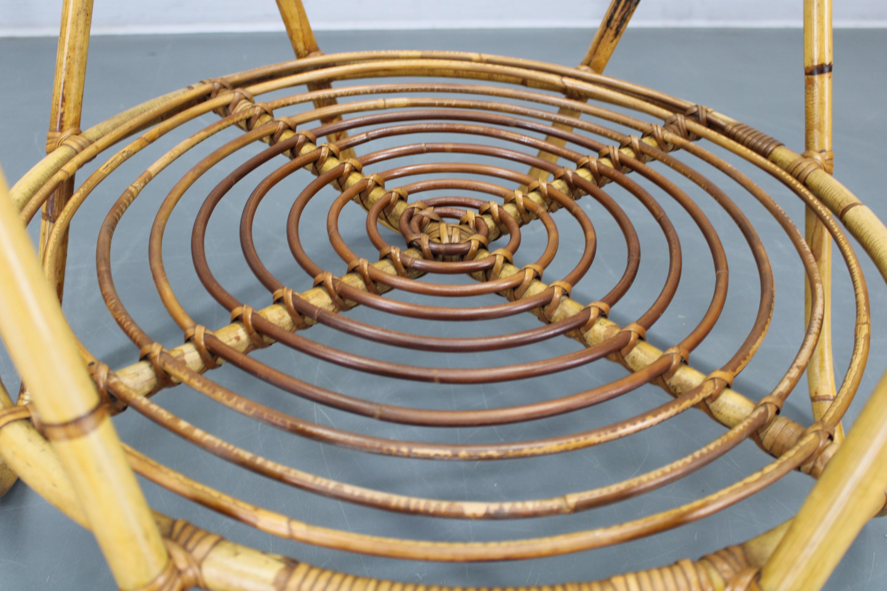 Table basse en rotin italien des années 1960 avec plateau en verre, design rond du milieu du siècle en vente 3