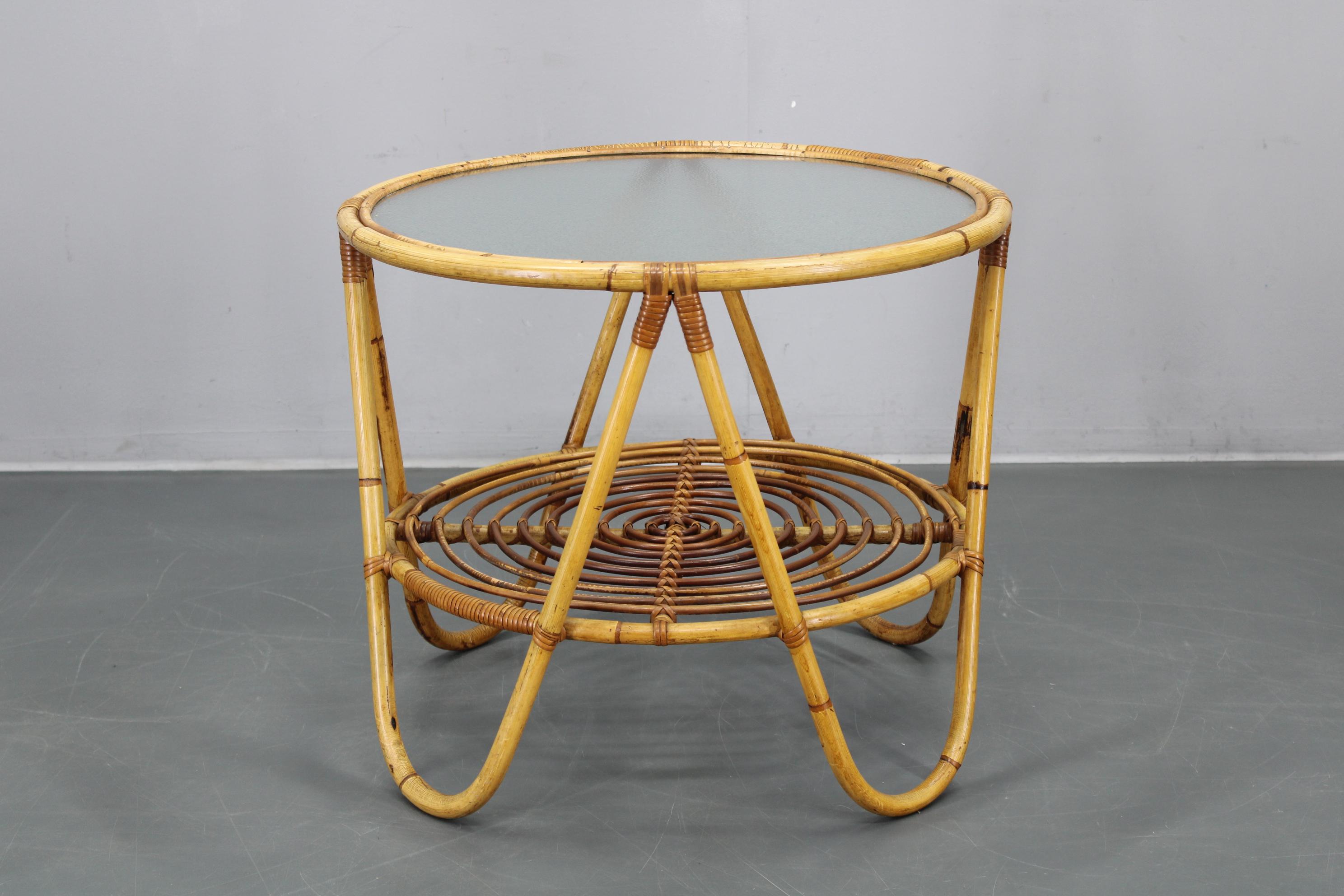 Mid-Century Modern Table basse en rotin italien des années 1960 avec plateau en verre, design rond du milieu du siècle en vente