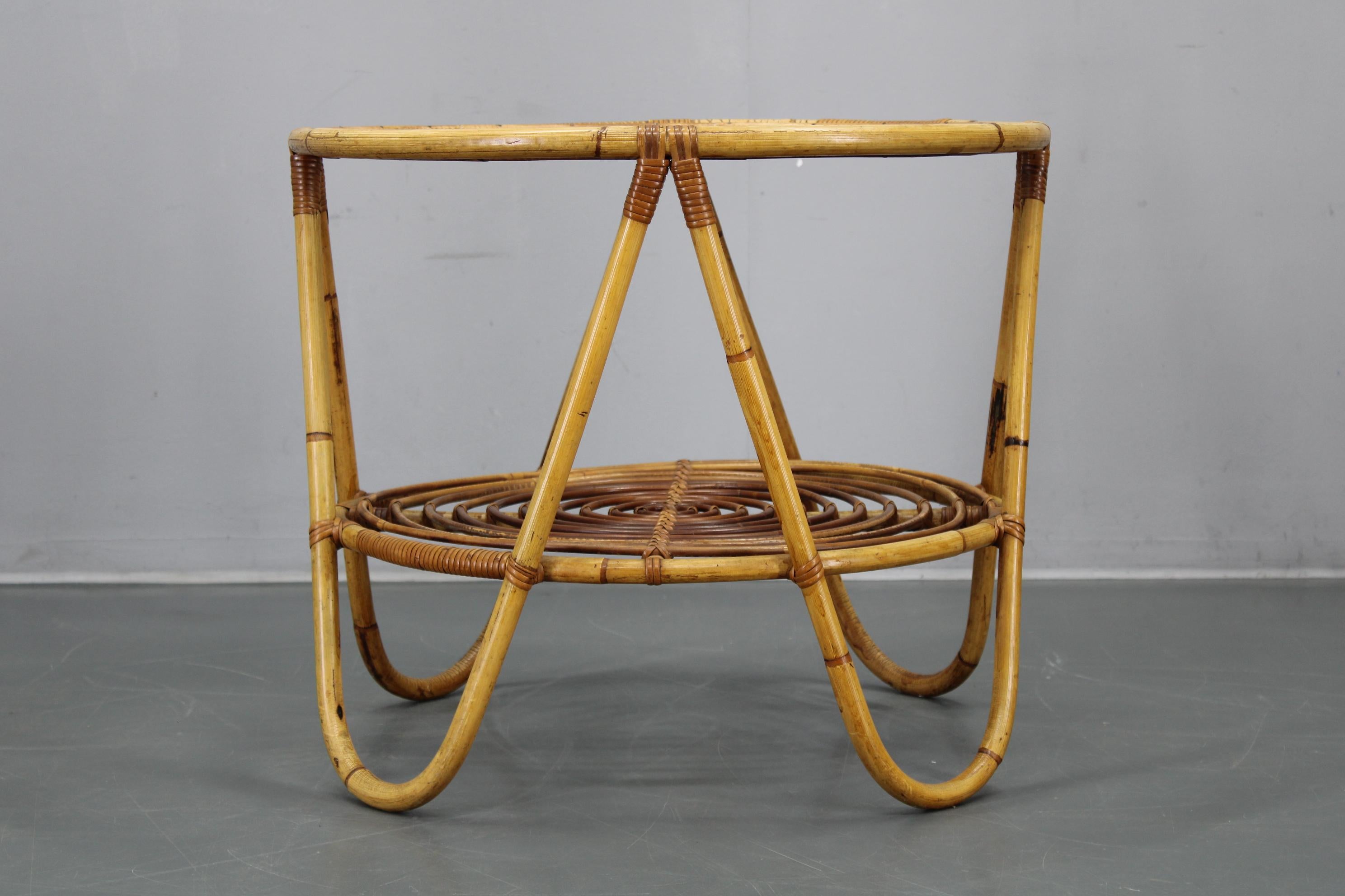 Poli Table basse en rotin italien des années 1960 avec plateau en verre, design rond du milieu du siècle en vente