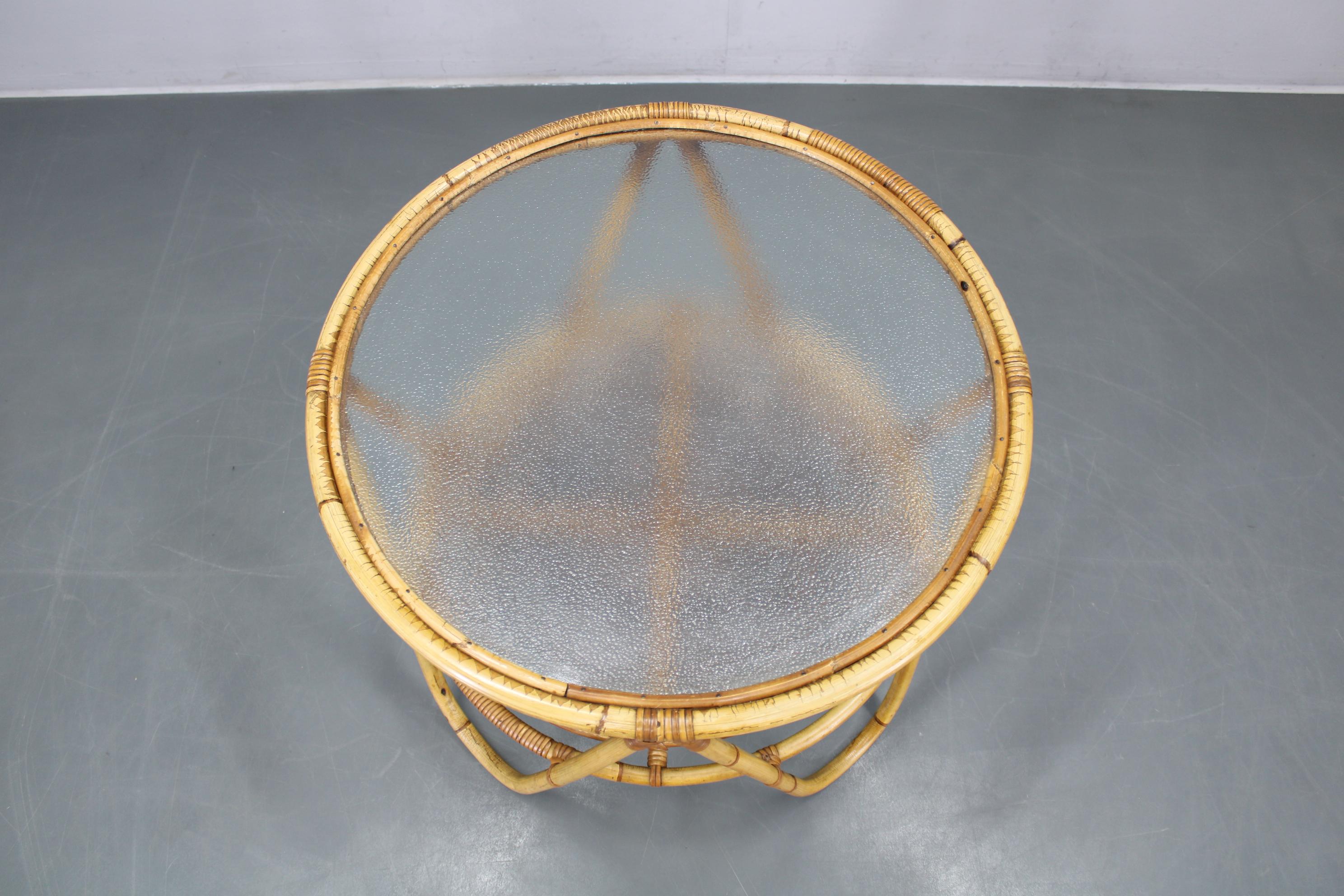 Table basse en rotin italien des années 1960 avec plateau en verre, design rond du milieu du siècle Bon état - En vente à Praha, CZ