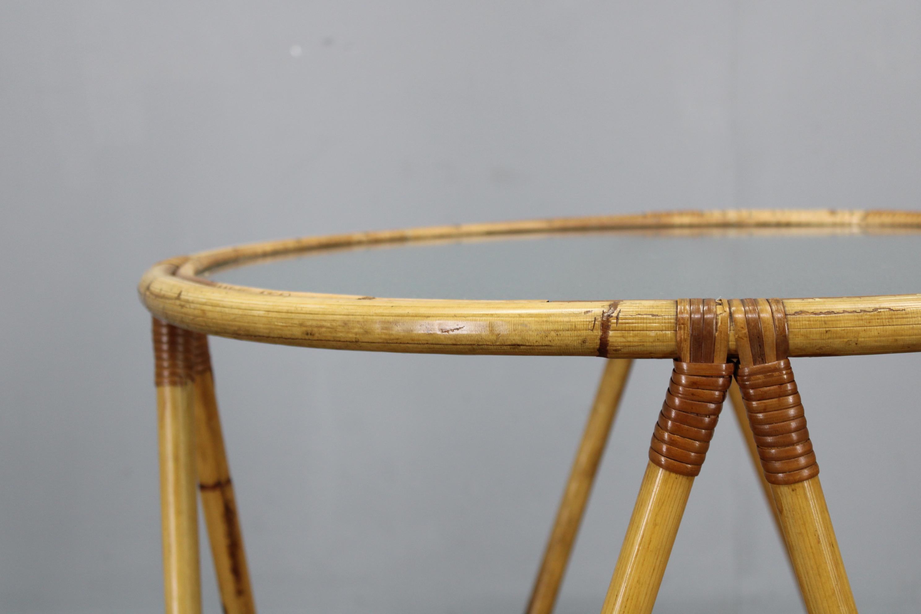 Milieu du XXe siècle Table basse en rotin italien des années 1960 avec plateau en verre, design rond du milieu du siècle en vente