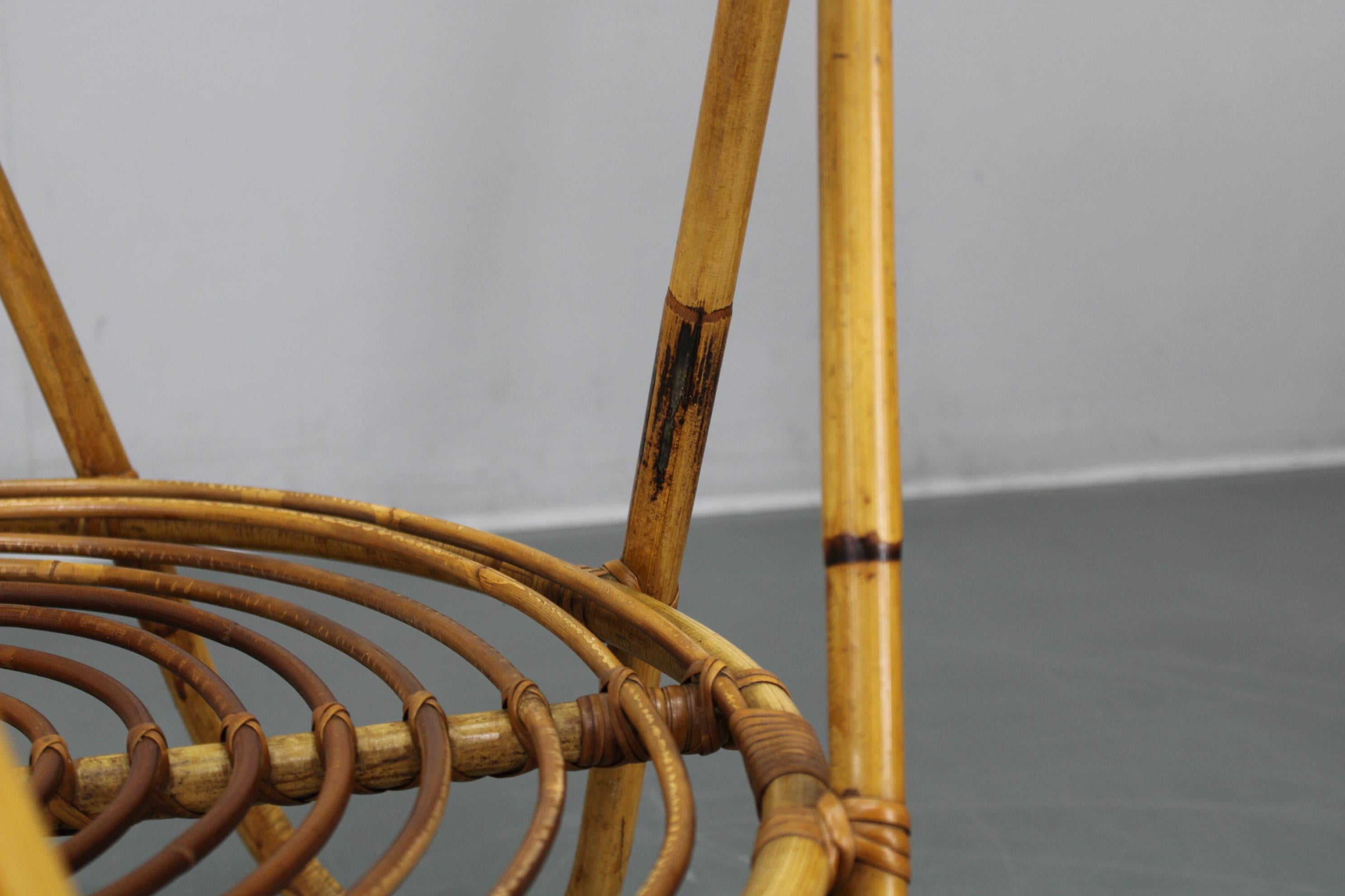 Table basse en rotin italien des années 1960 avec plateau en verre, design rond du milieu du siècle en vente 2