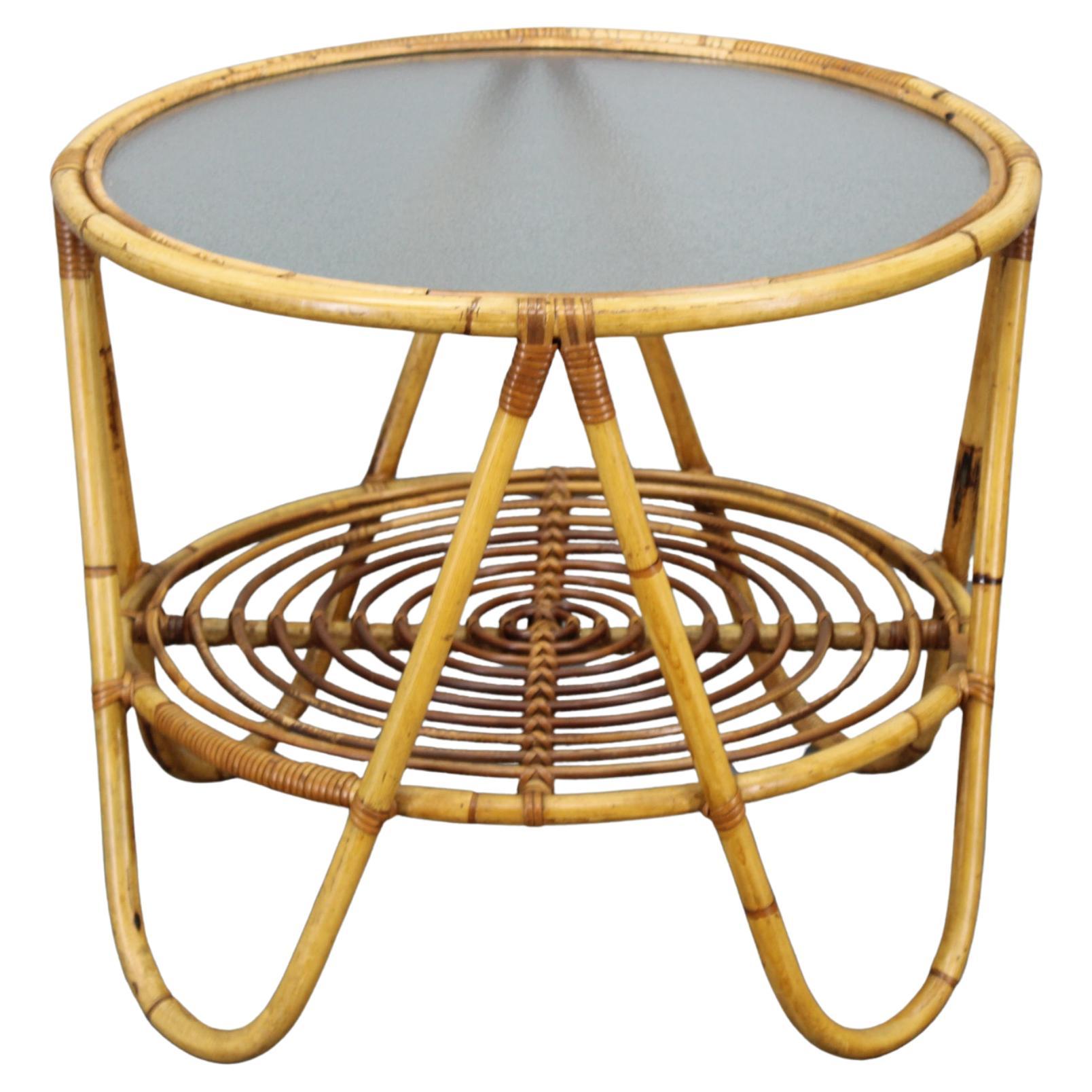 Table basse en rotin italien des années 1960 avec plateau en verre, design rond du milieu du siècle
