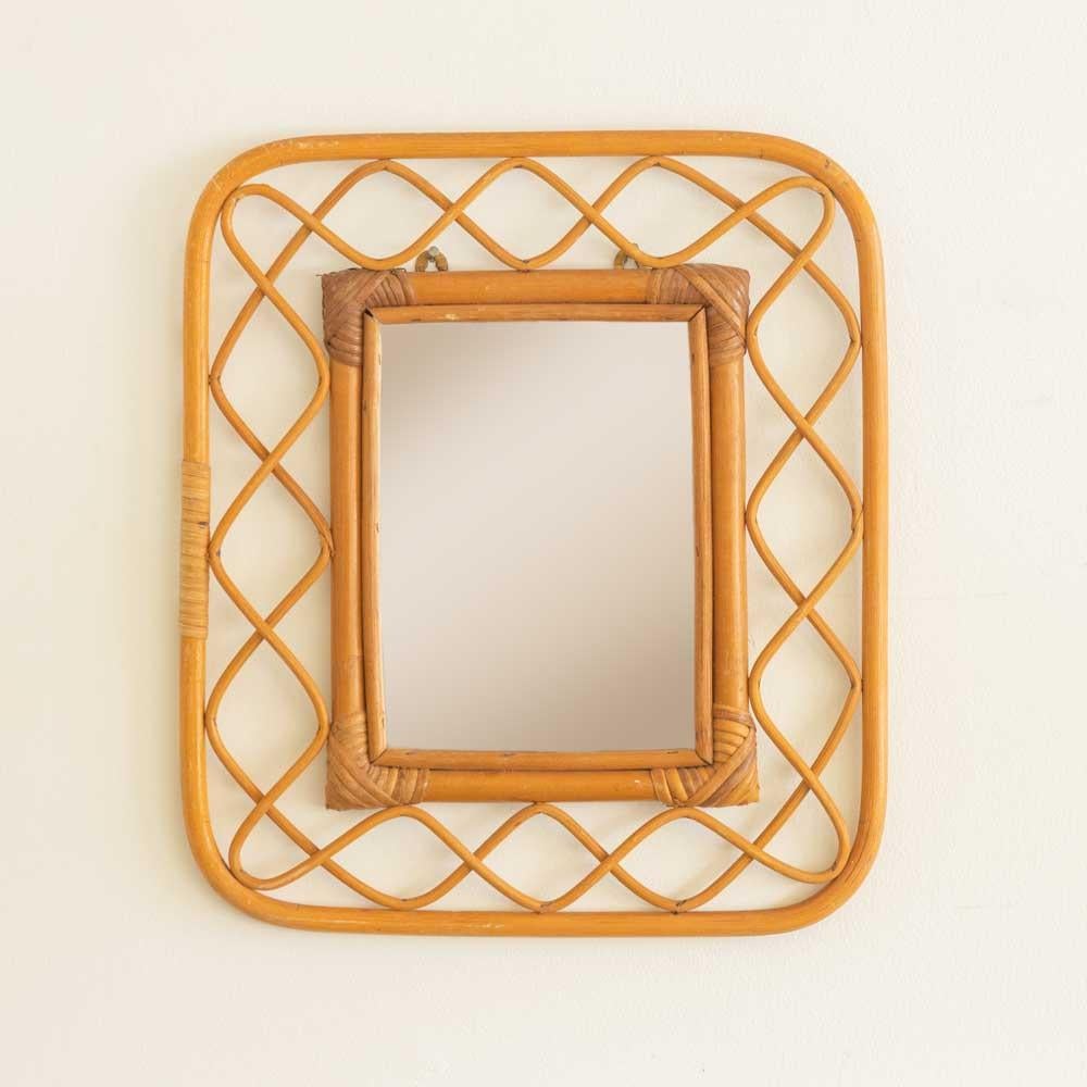 Magnifique miroir en rotin d'Italie, années 1960. Design/One unique avec du rotin ondulé en zig-zag entourant le miroir. Belle condition vintage avec le cadre en rotin et le miroir d'origine.