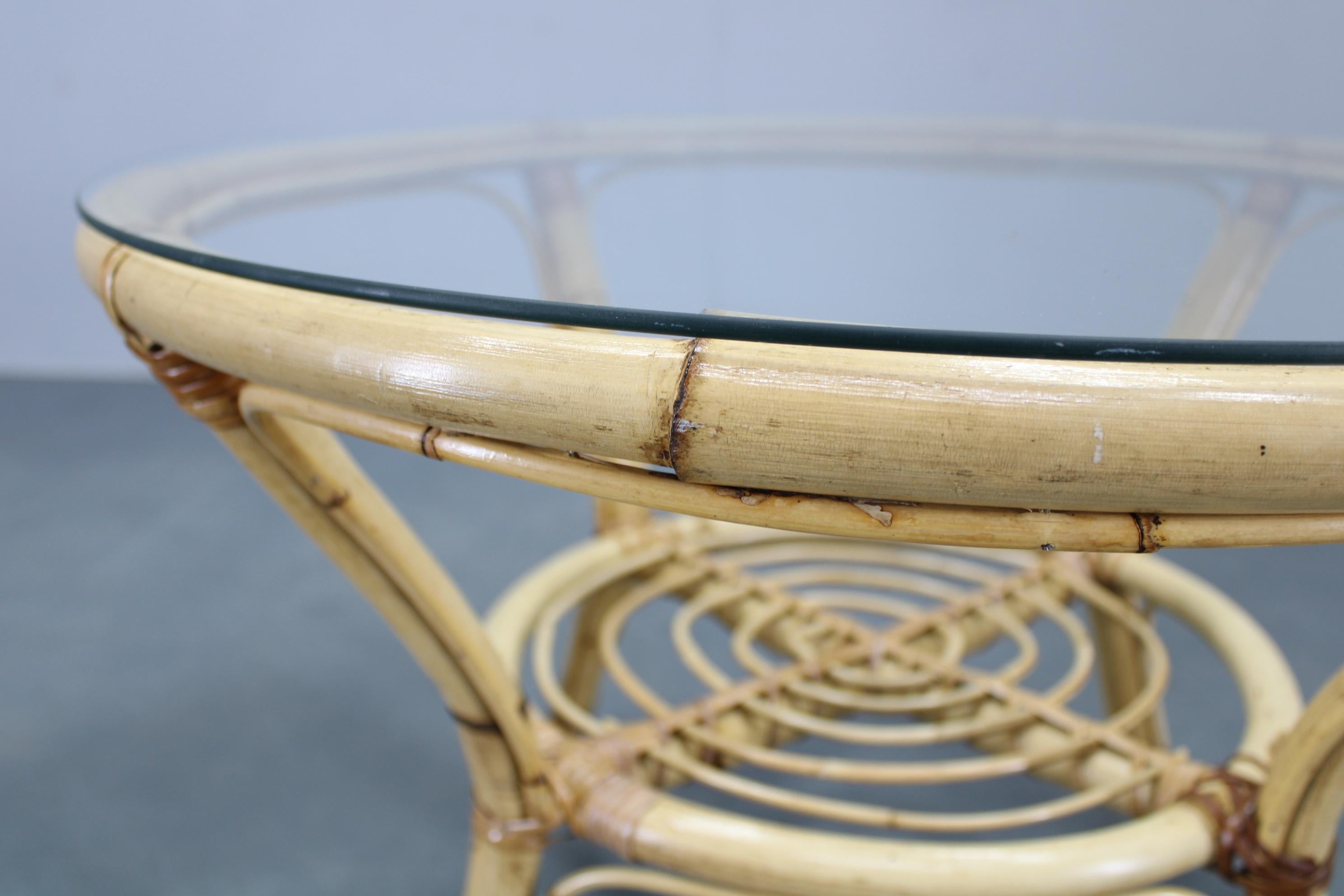 Mid-Century Modern 1960s Italian Rattan Round Table with Glass Top For Sale