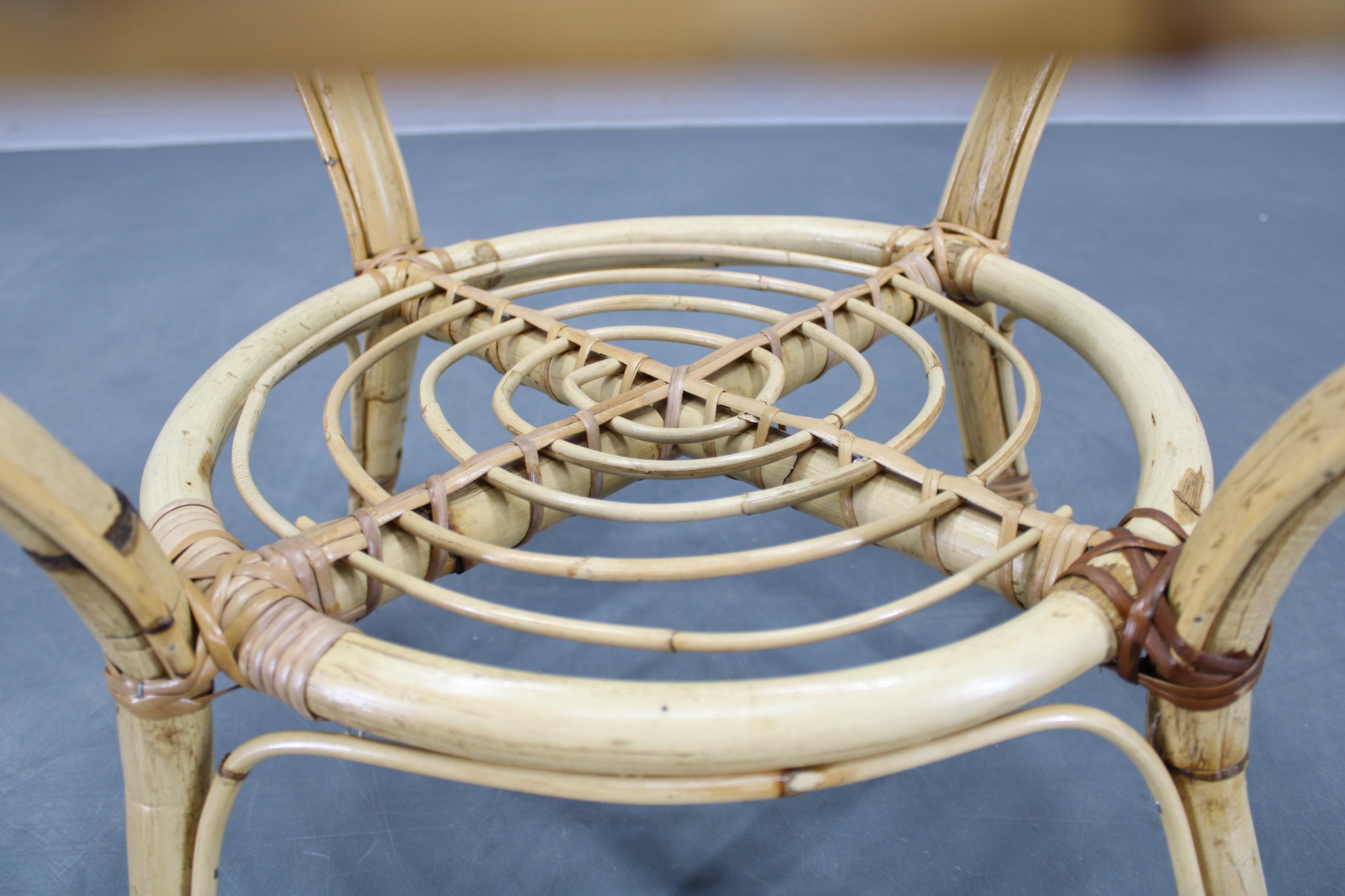 1960s Italian Rattan Round Table with Glass Top In Good Condition For Sale In Praha, CZ