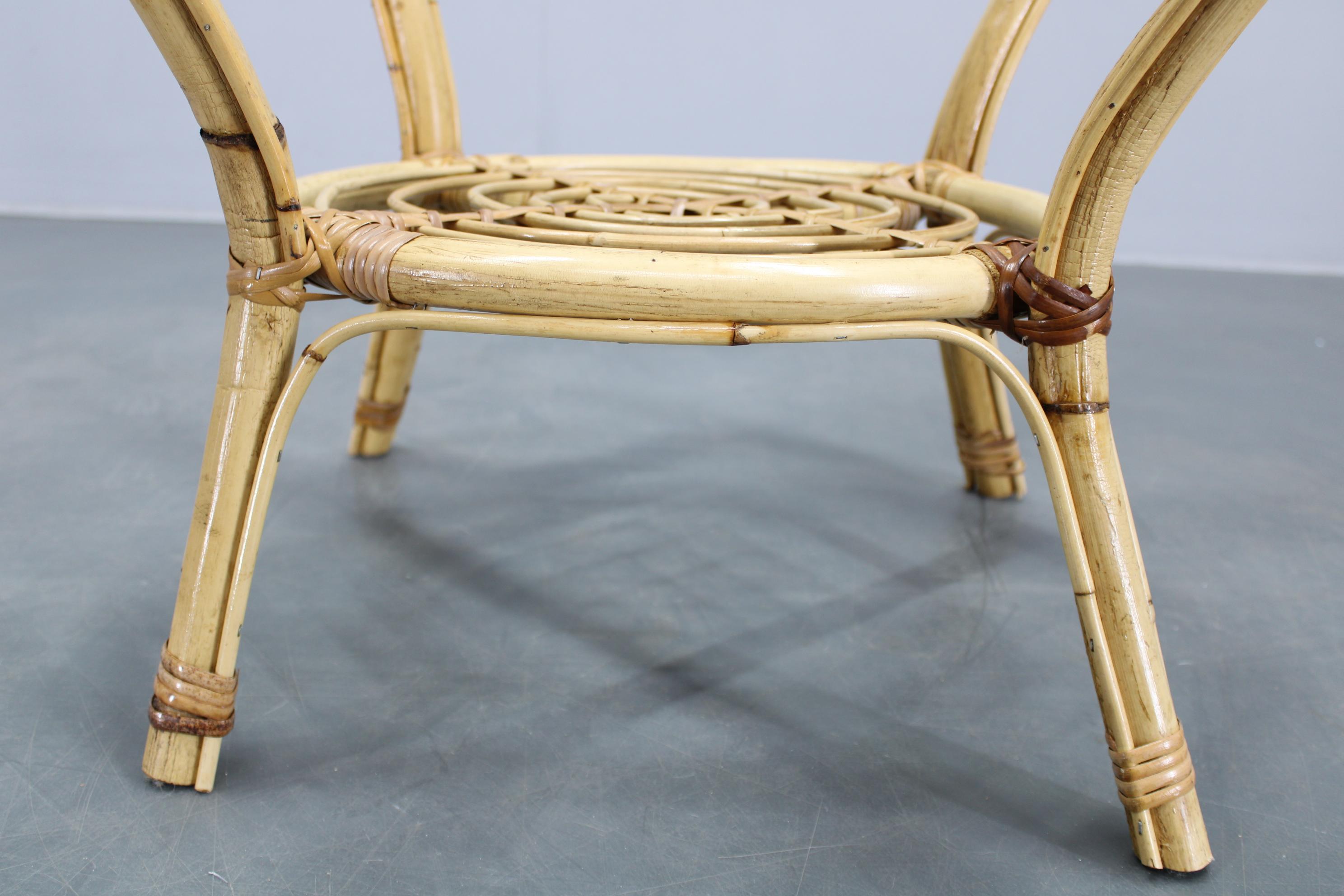 Mid-20th Century 1960s Italian Rattan Round Table with Glass Top For Sale