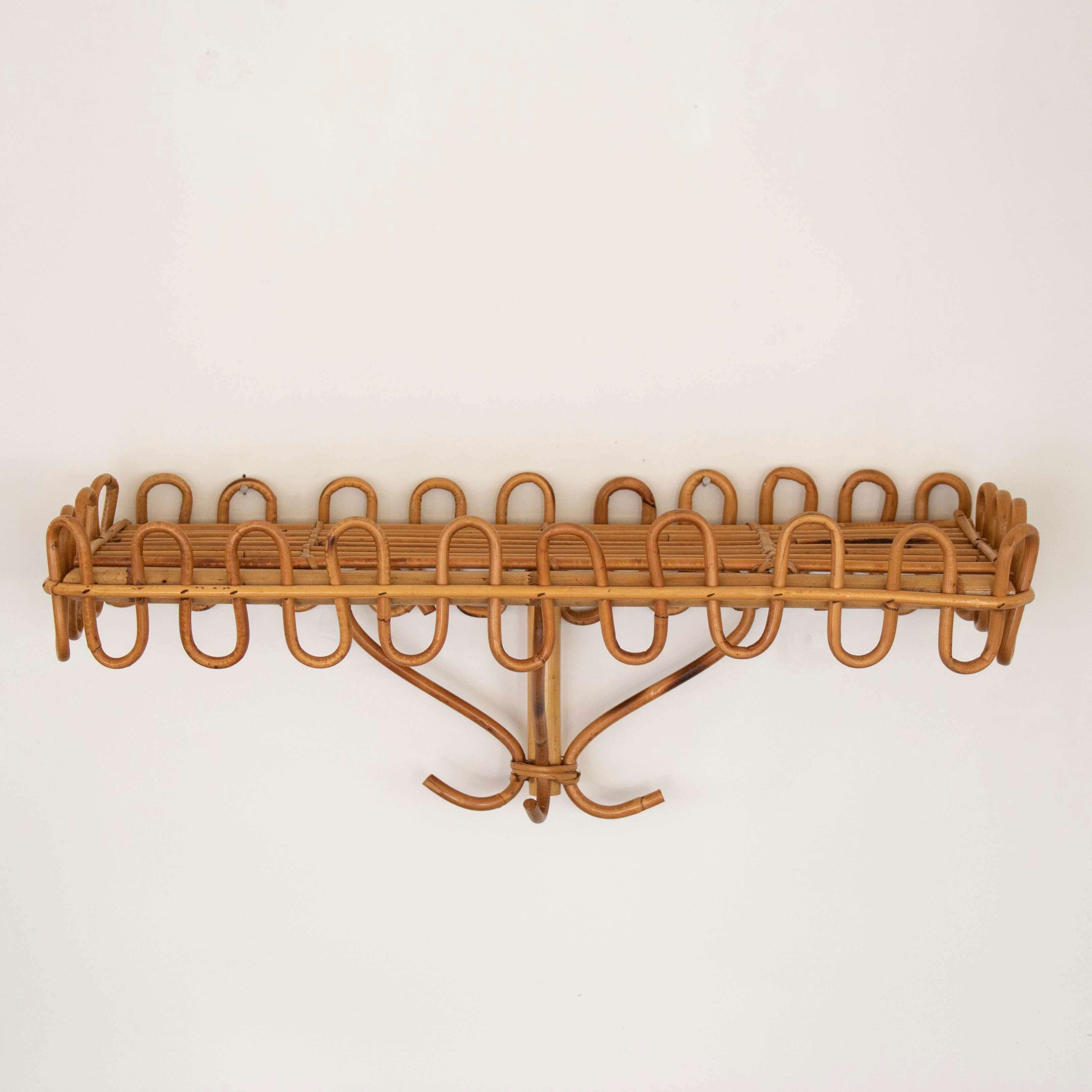 Console da parete in rattan vintage, unica nel suo genere, proveniente dall'Italia, anni '60. Scaffale rettangolare con doghe in rattan con un grazioso dettaglio a forma di anello intorno al bordo. Il rattan originale mostra una buona età e patina.
