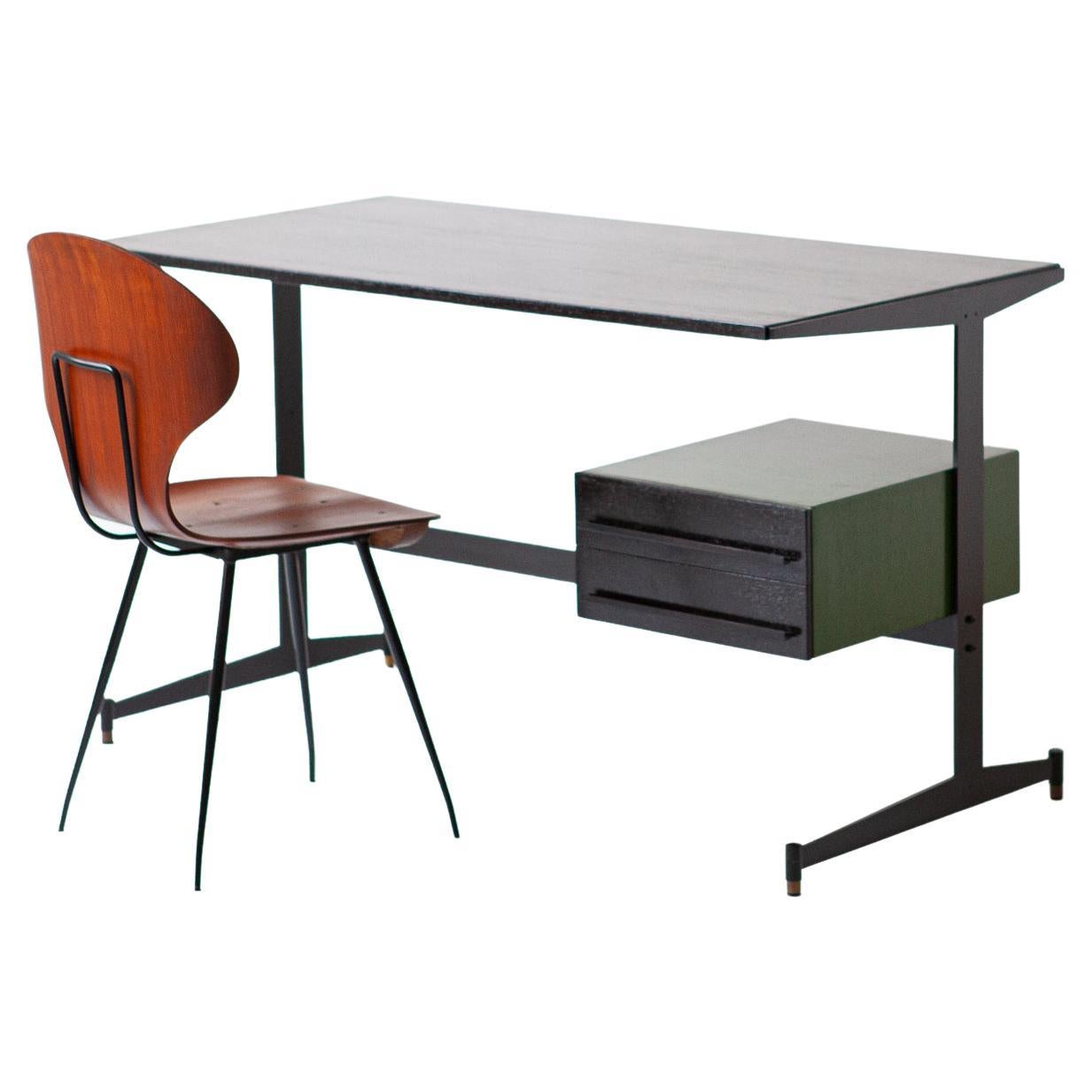 1960er Jahre Italienischer neu gestalteter Schreibtisch mit passendem Carlo Ratti Stuhlset

Wir haben diesen alten italienischen Schreibtisch aus den 60er Jahren komplett restauriert und auch einige Umgestaltungen vorgenommen.
Die Kommode aus