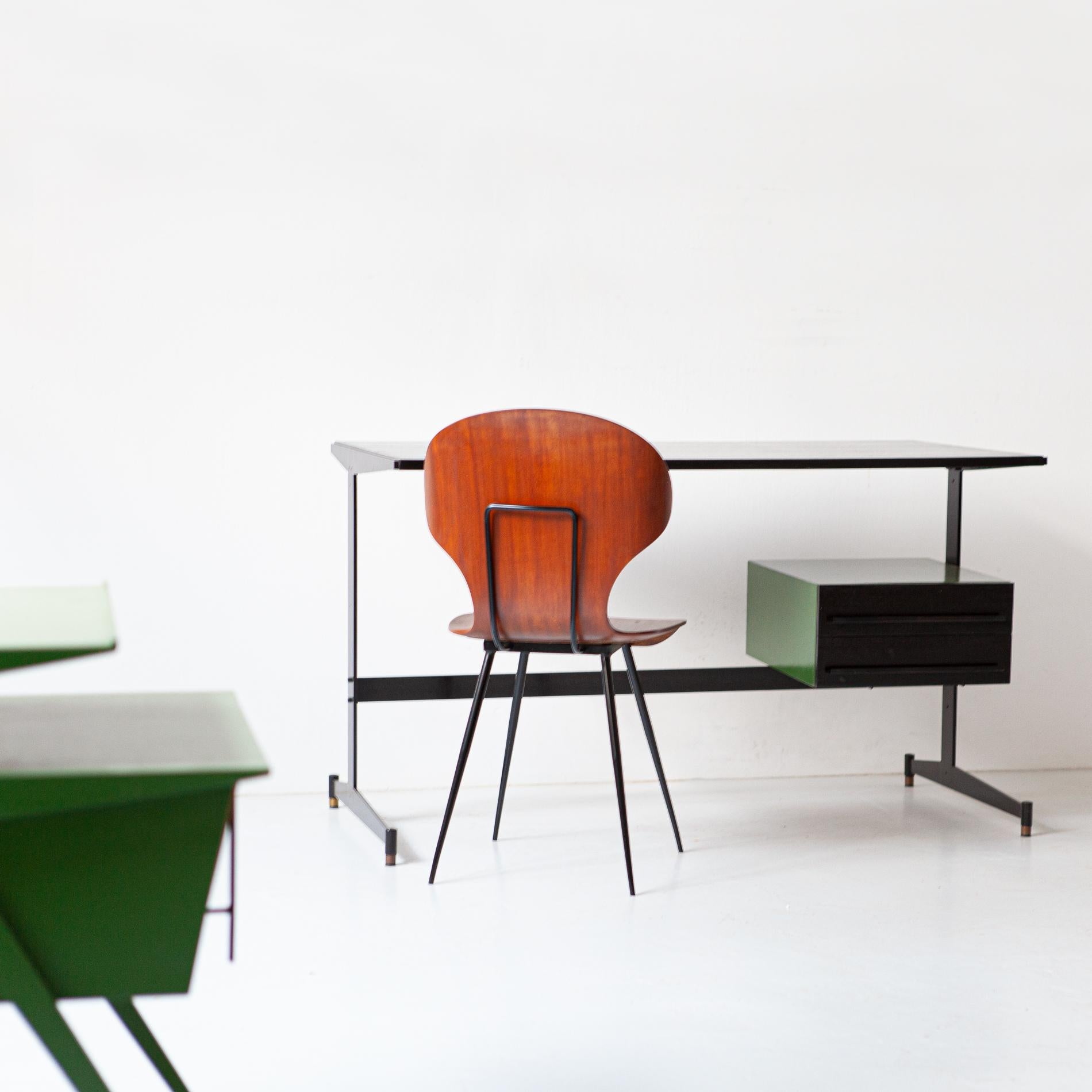 Italienischer Schreibtisch im Stil der 1960er Jahre mit Carlo Ratti-Stuhl (Moderne der Mitte des Jahrhunderts) im Angebot