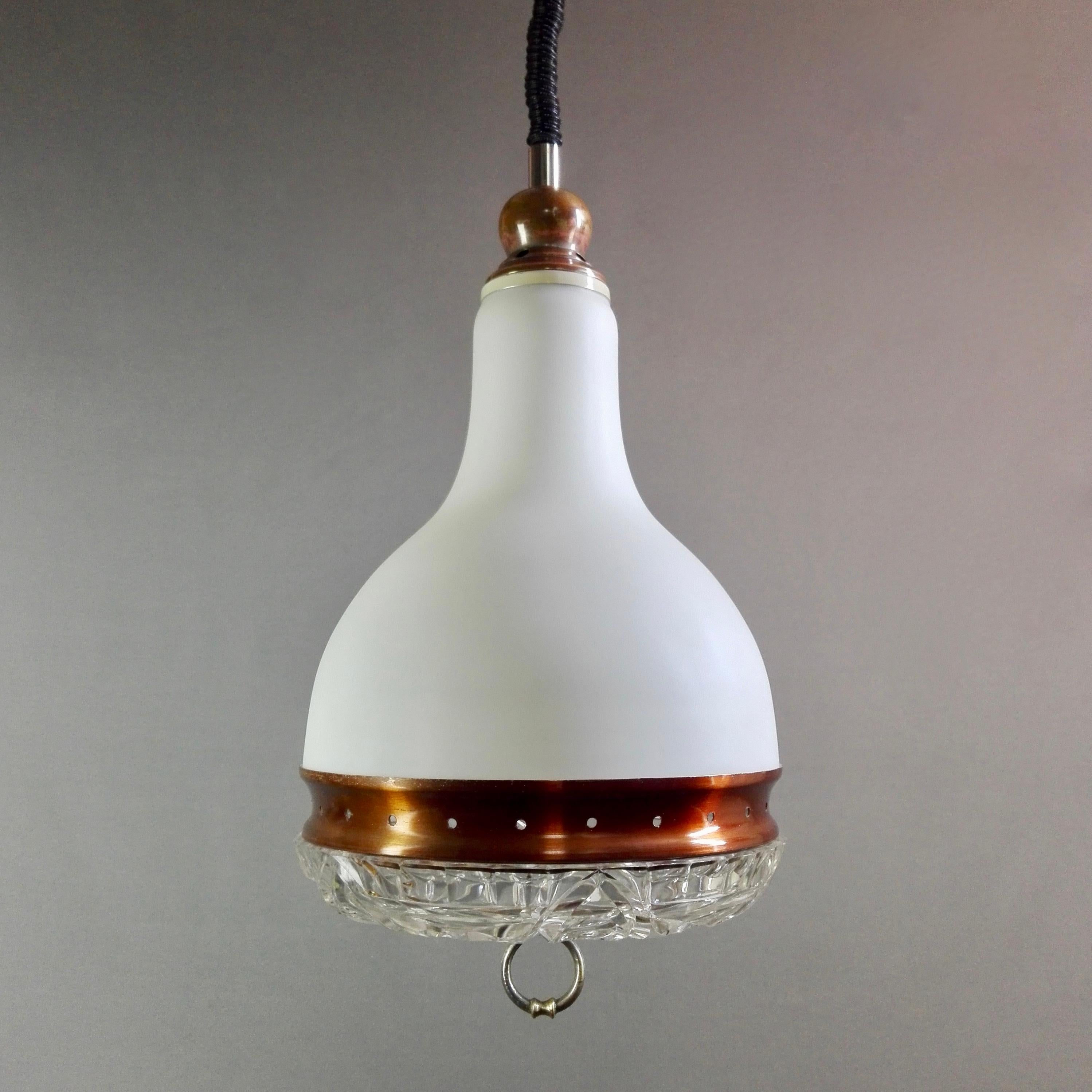 Space Age 1960s Italian rise-and-fall glass and aluminum three-light pendant lamp.  For Sale