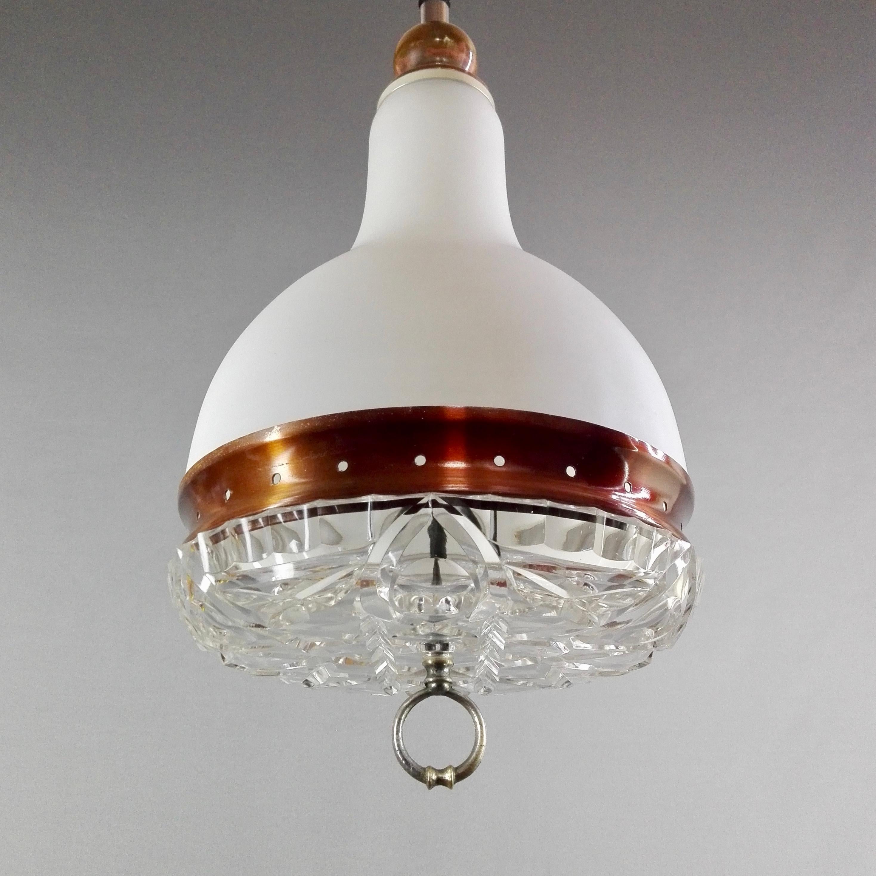 Hand-Crafted 1960s Italian rise-and-fall glass and aluminum three-light pendant lamp.  For Sale